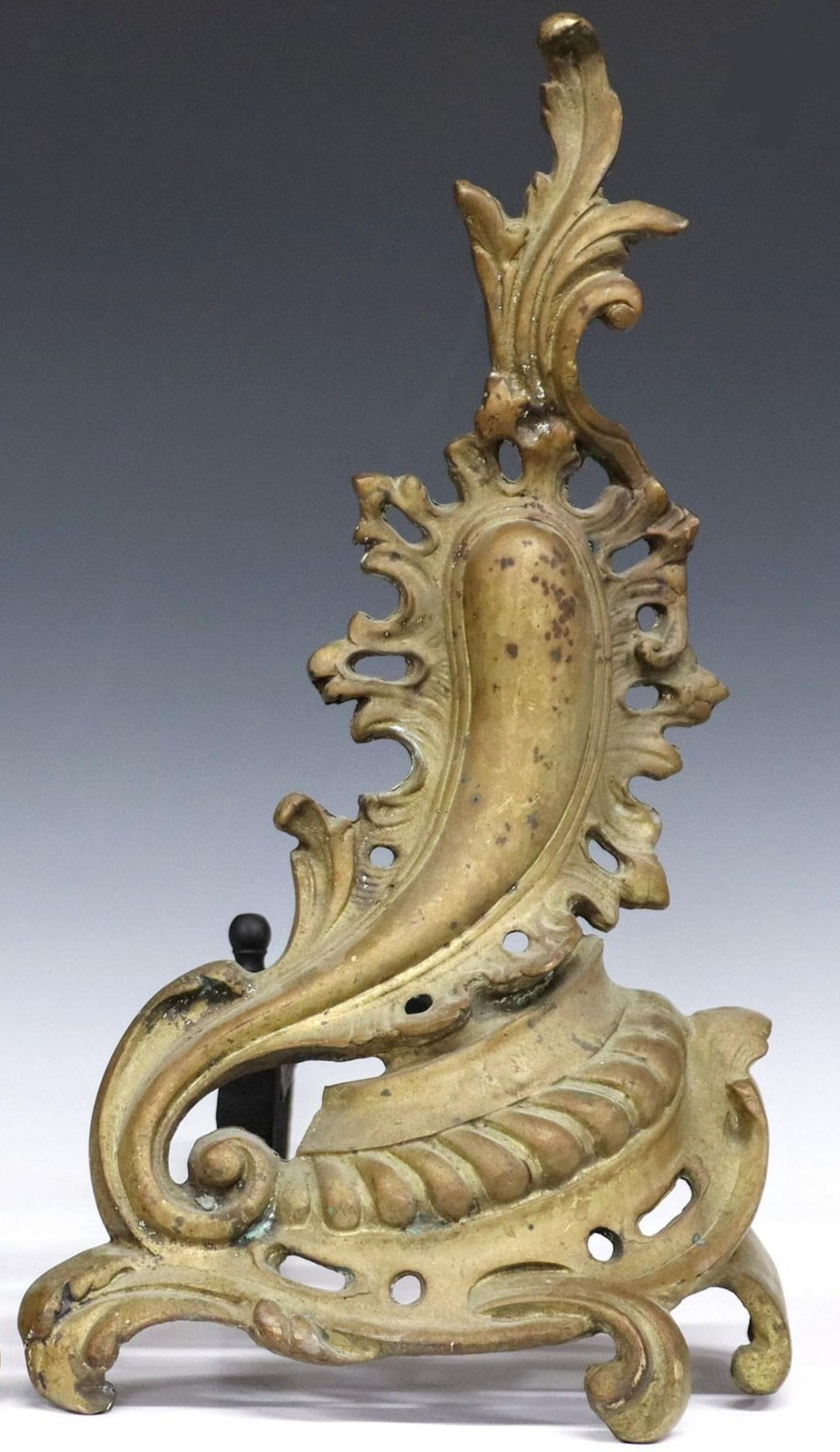 Sheffield NYC Antike Louis XV Rokoko Stil vergoldetes Messing Kamin Andiron Paar (amerikanisch) im Angebot