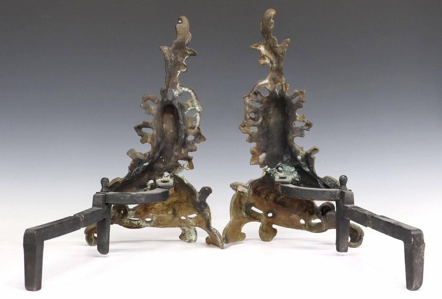 Sheffield NYC Antike Louis XV Rokoko Stil vergoldetes Messing Kamin Andiron Paar (Gegossen) im Angebot