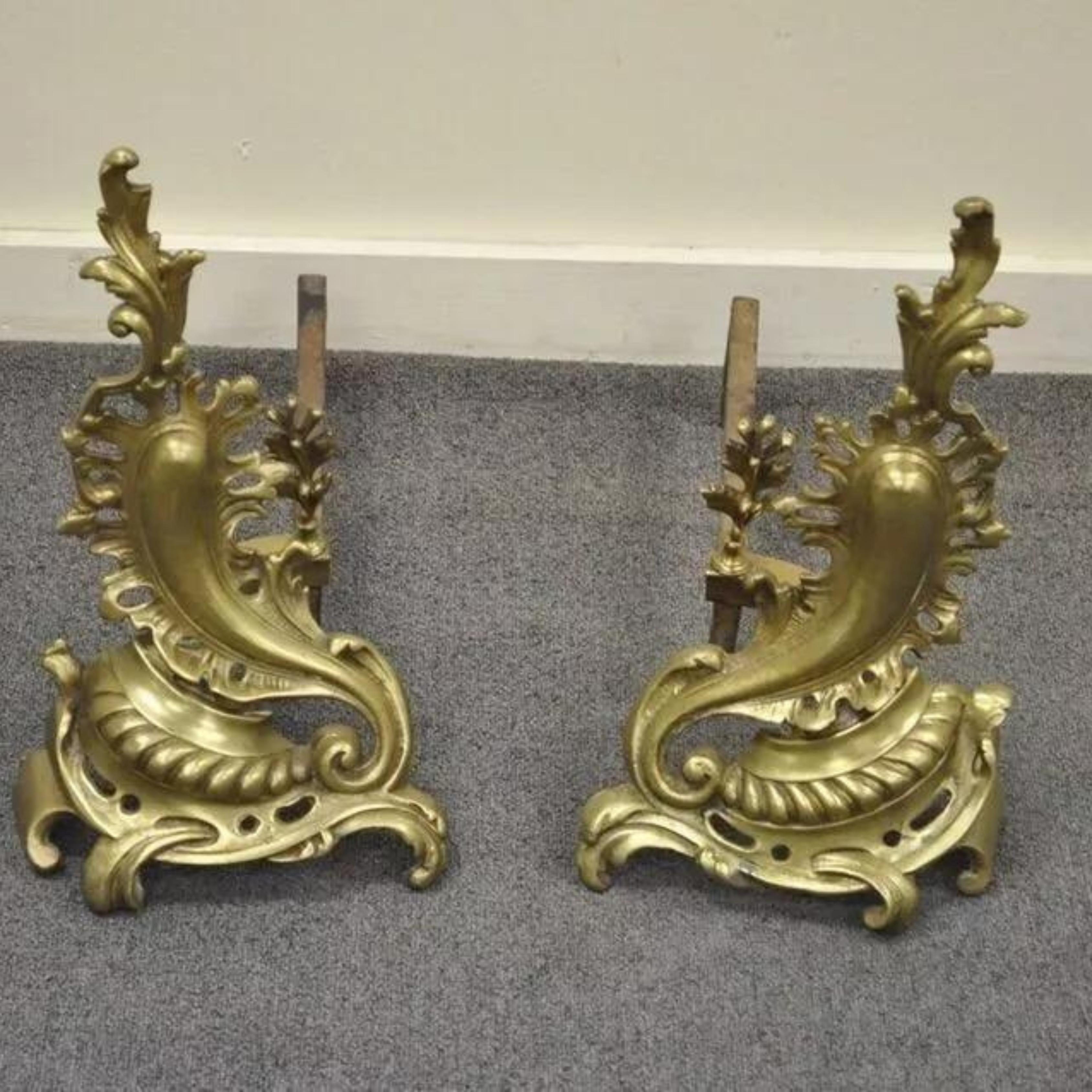 Antique French Louis XV Rococo Style Bronce Latón Acanthus Andirons - a Pair en venta 6