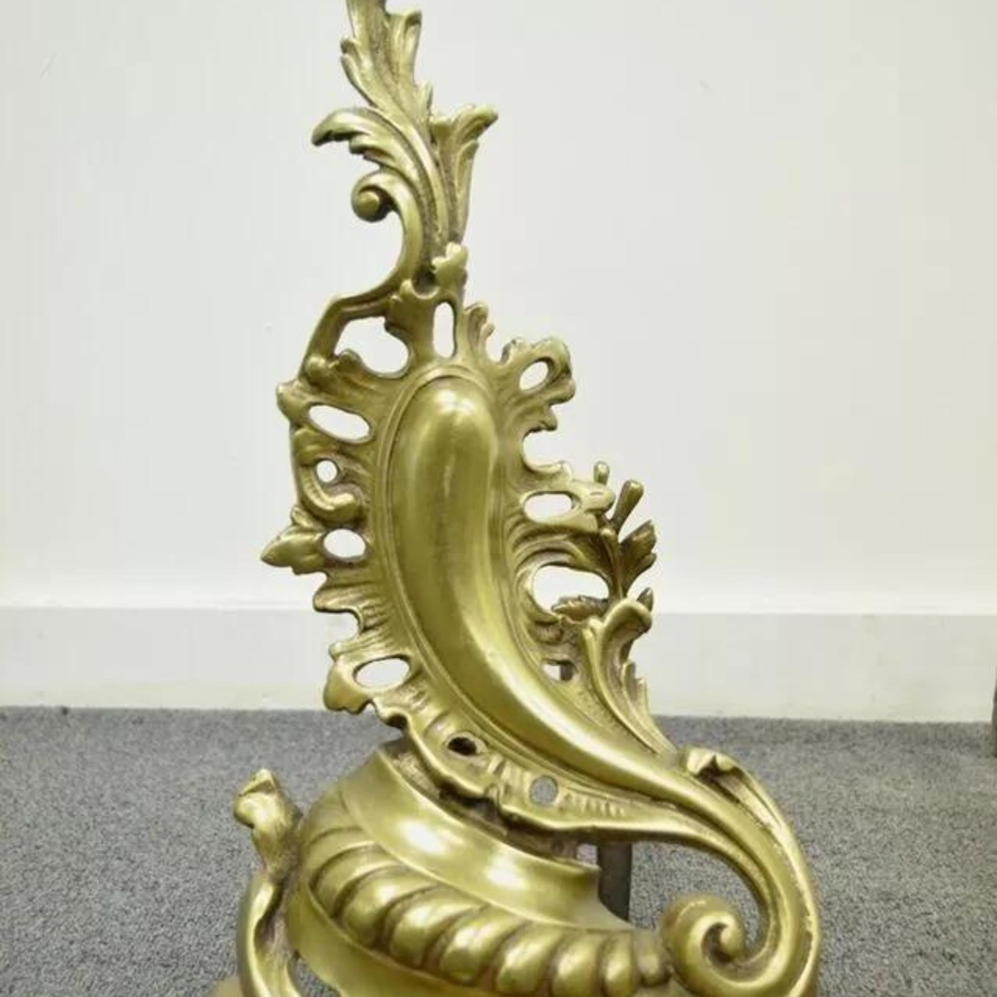 Ancienne paire de chenets à acanthe en bronze et laiton de style Louis XV Rococo. L'objet présente une belle forme sculpturale d'acanthe, des fleurons uniques en forme de feuilles, un très bel ensemble vintage. Vers le début ou le milieu des années