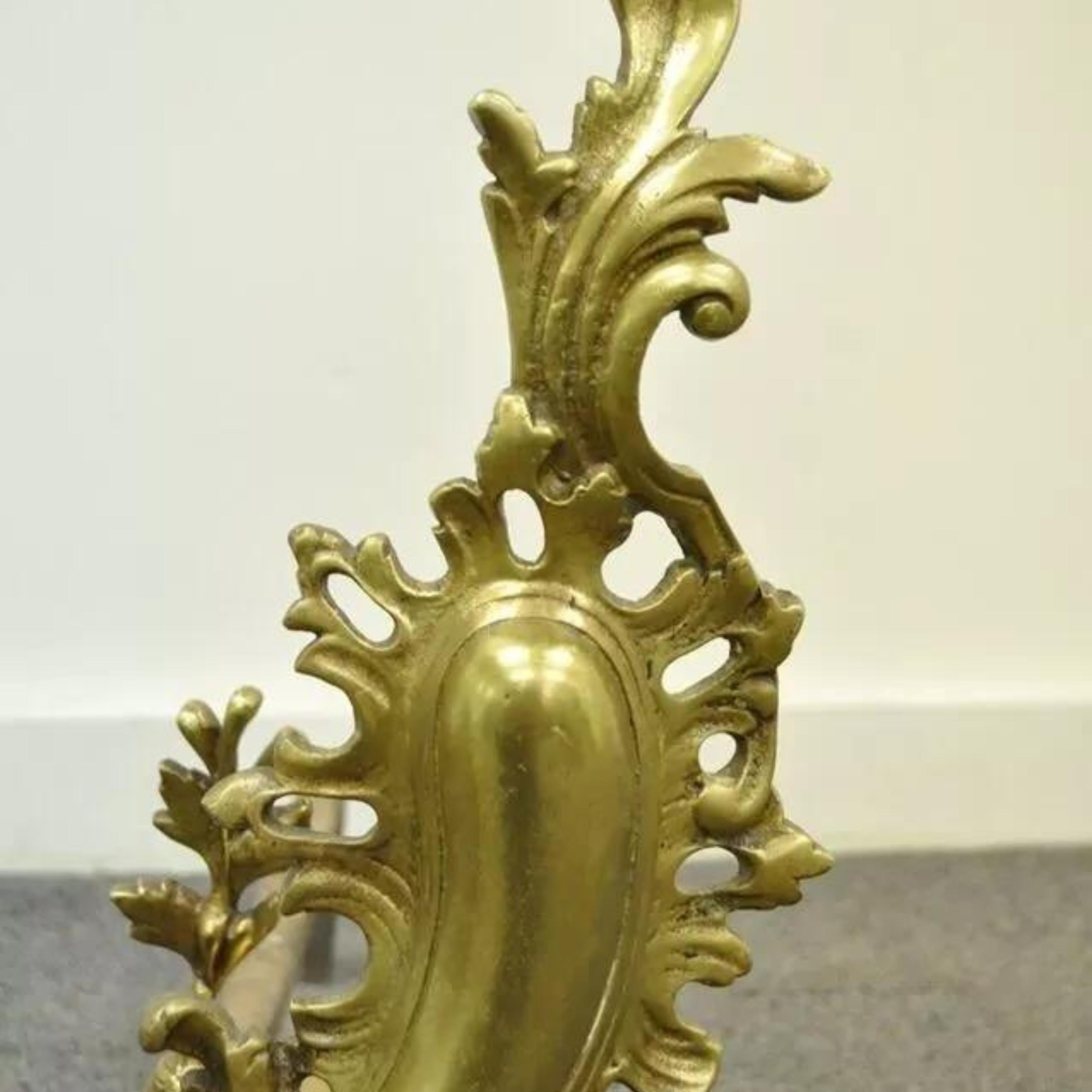 Bronze Paire de chenets anciens en bronze, laiton et Acanthus de style Louis XV Rococo en vente