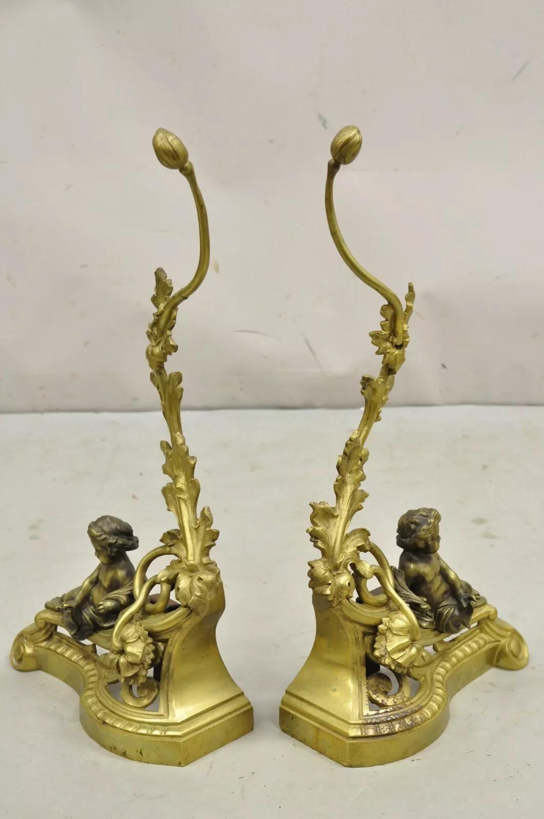 Antike Französisch Louis XV Rokoko-Stil Bronze Cherub Akanthus Blatt Andirons - Paar. CIRCA Anfang des 20. Jahrhunderts. Abmessungen: 22