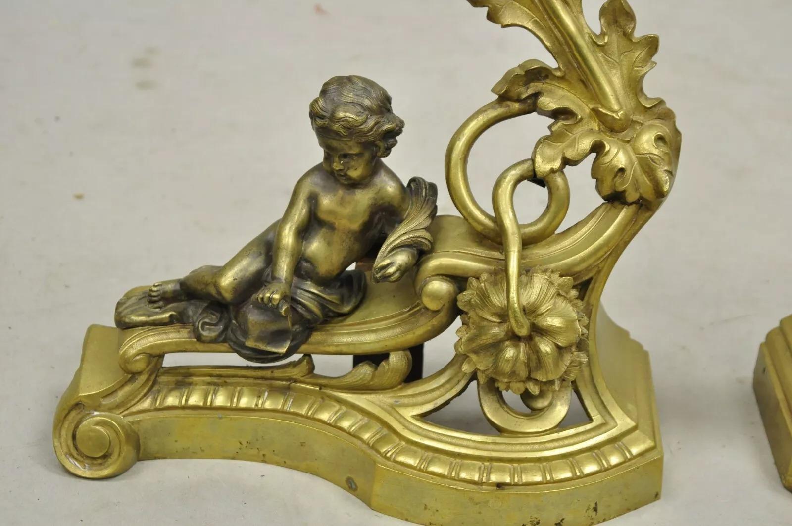 Antike französische Cherub-Acanthus-Blatt-Feuerböcke aus Bronze im Louis-XV-Rokoko-Stil im Rokoko-Stil, Paar (Louis XV.) im Angebot