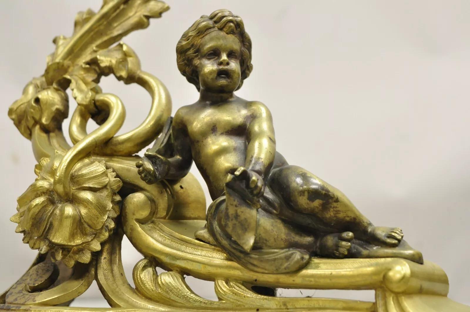 Antike französische Cherub-Acanthus-Blatt-Feuerböcke aus Bronze im Louis-XV-Rokoko-Stil im Rokoko-Stil, Paar (Unbekannt) im Angebot
