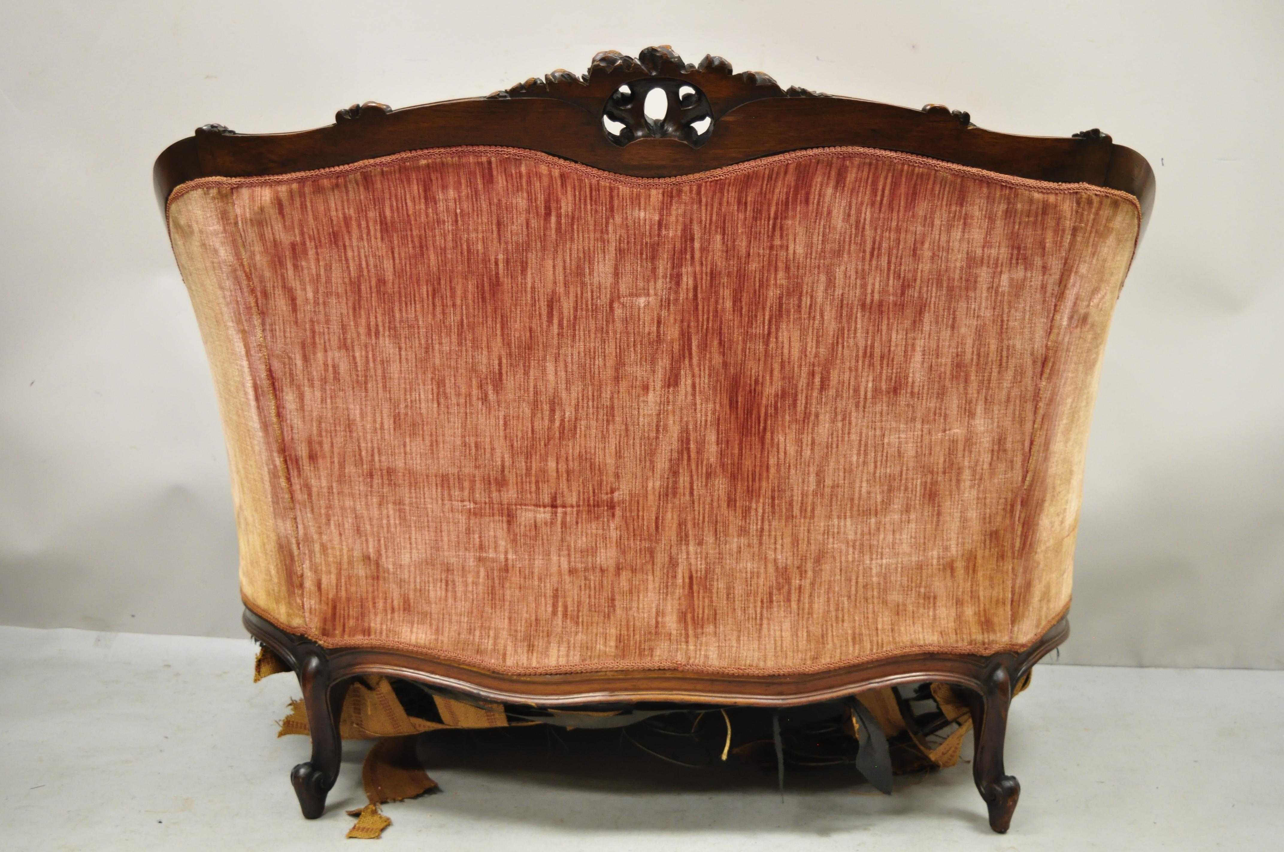 Antikes französisches Loveseat-Sofa aus geschnitztem Mahagoni im Louis-XV-Rokoko-Stil, verziert mit Schnitzereien im Angebot 1