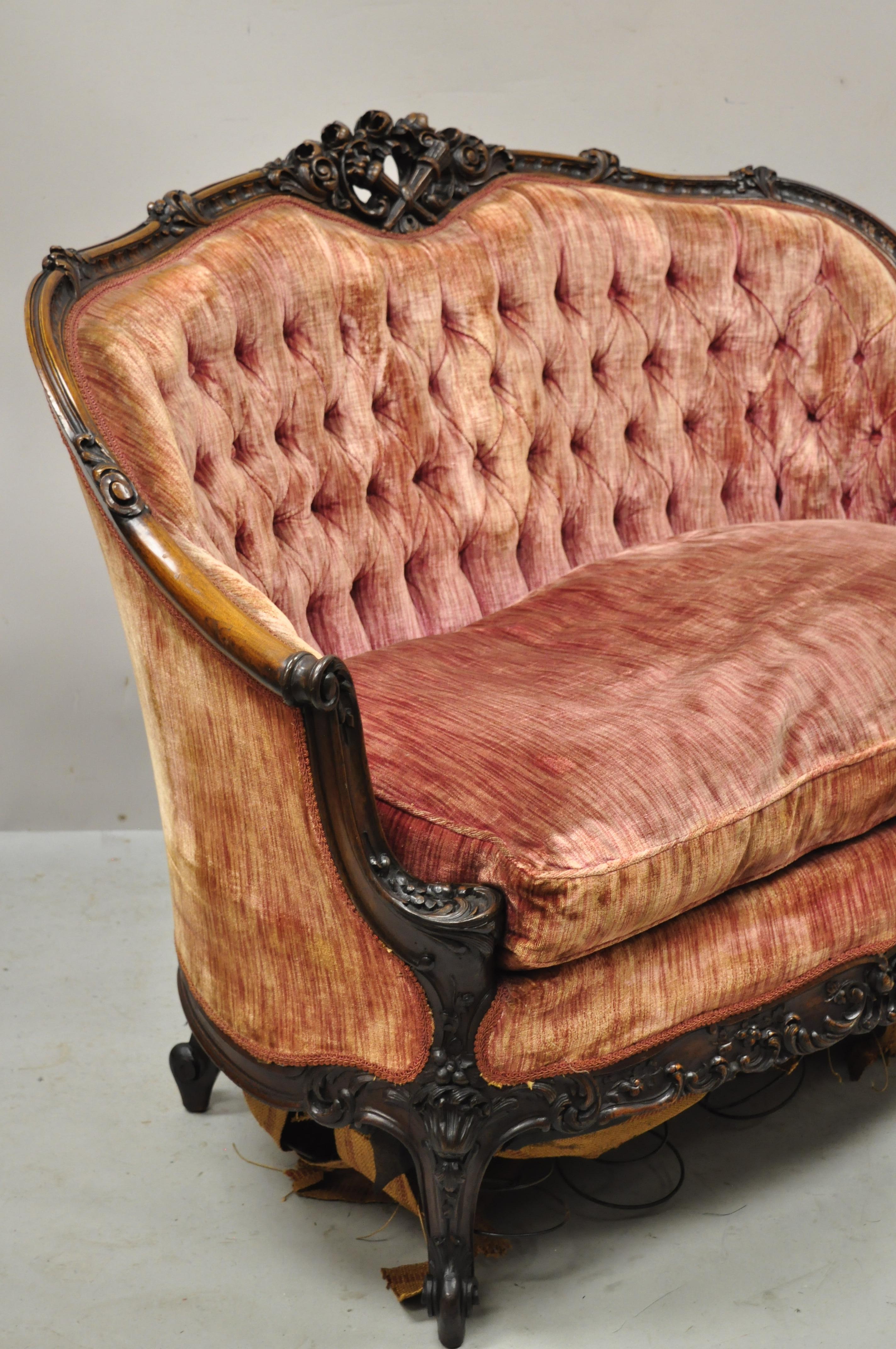 Antikes französisches Loveseat-Sofa aus geschnitztem Mahagoni im Louis-XV-Rokoko-Stil, verziert mit Schnitzereien im Angebot 2