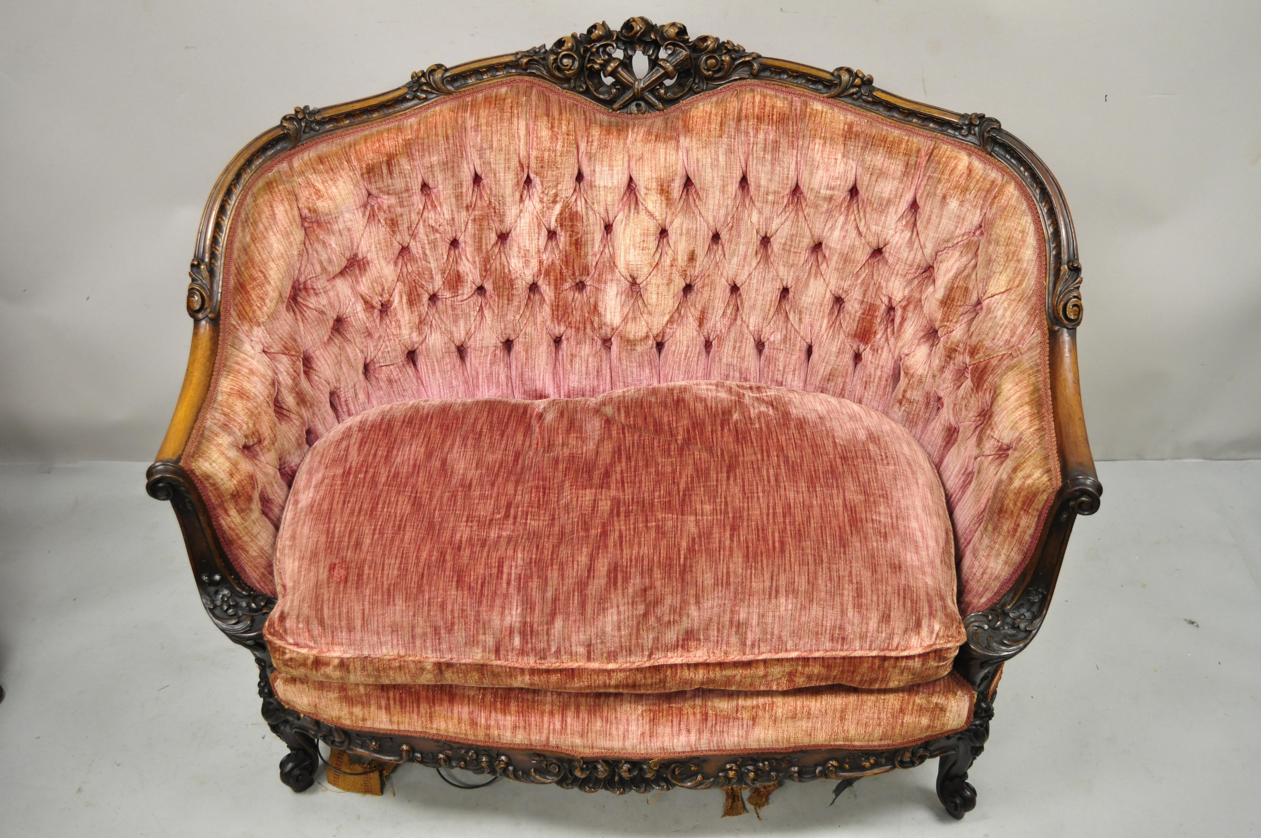 Antikes französisches Loveseat-Sofa aus geschnitztem Mahagoni im Louis-XV-Rokoko-Stil, verziert mit Schnitzereien im Angebot 3