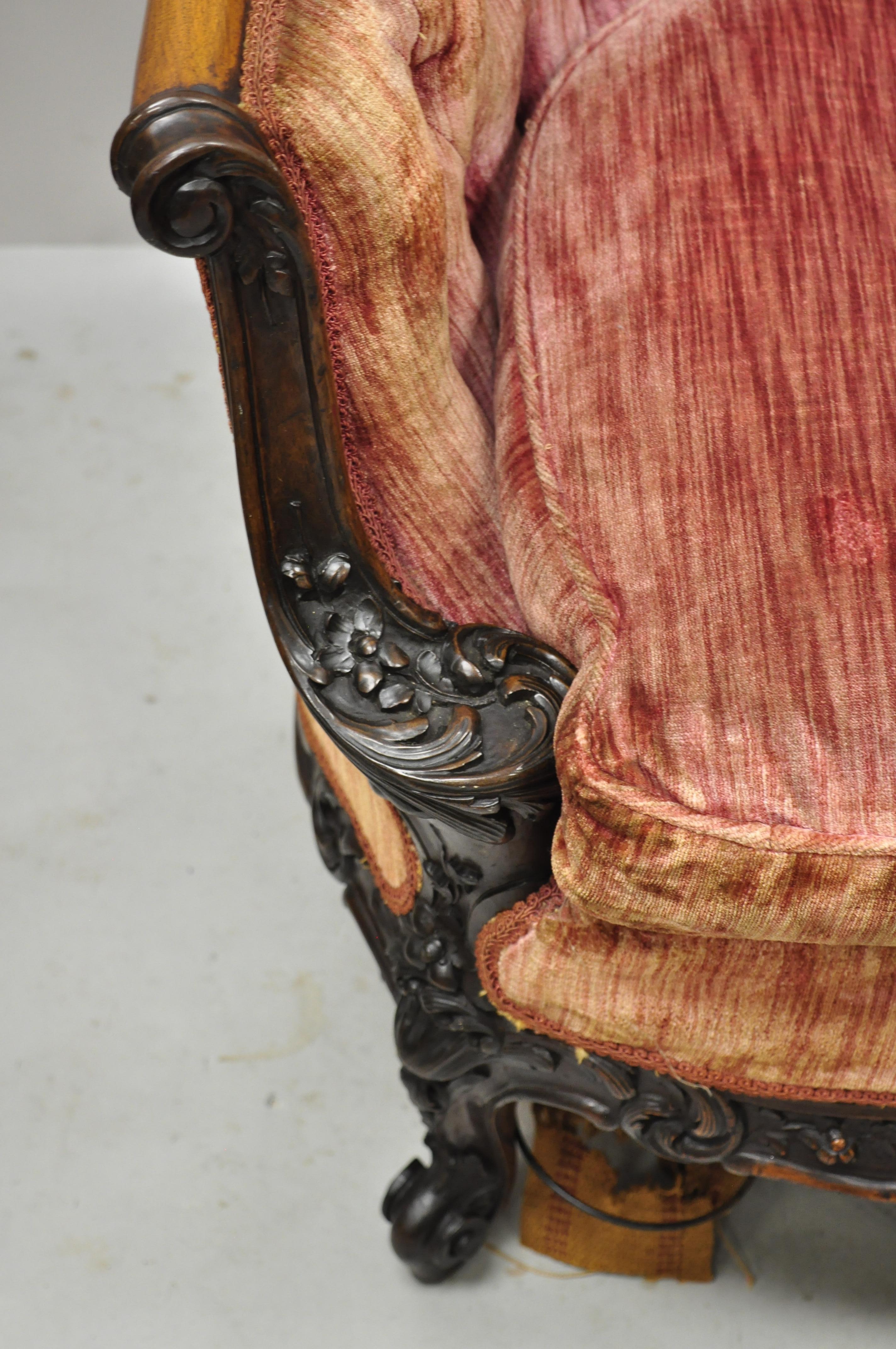 Antikes französisches Loveseat-Sofa aus geschnitztem Mahagoni im Louis-XV-Rokoko-Stil, verziert mit Schnitzereien (Französisch) im Angebot
