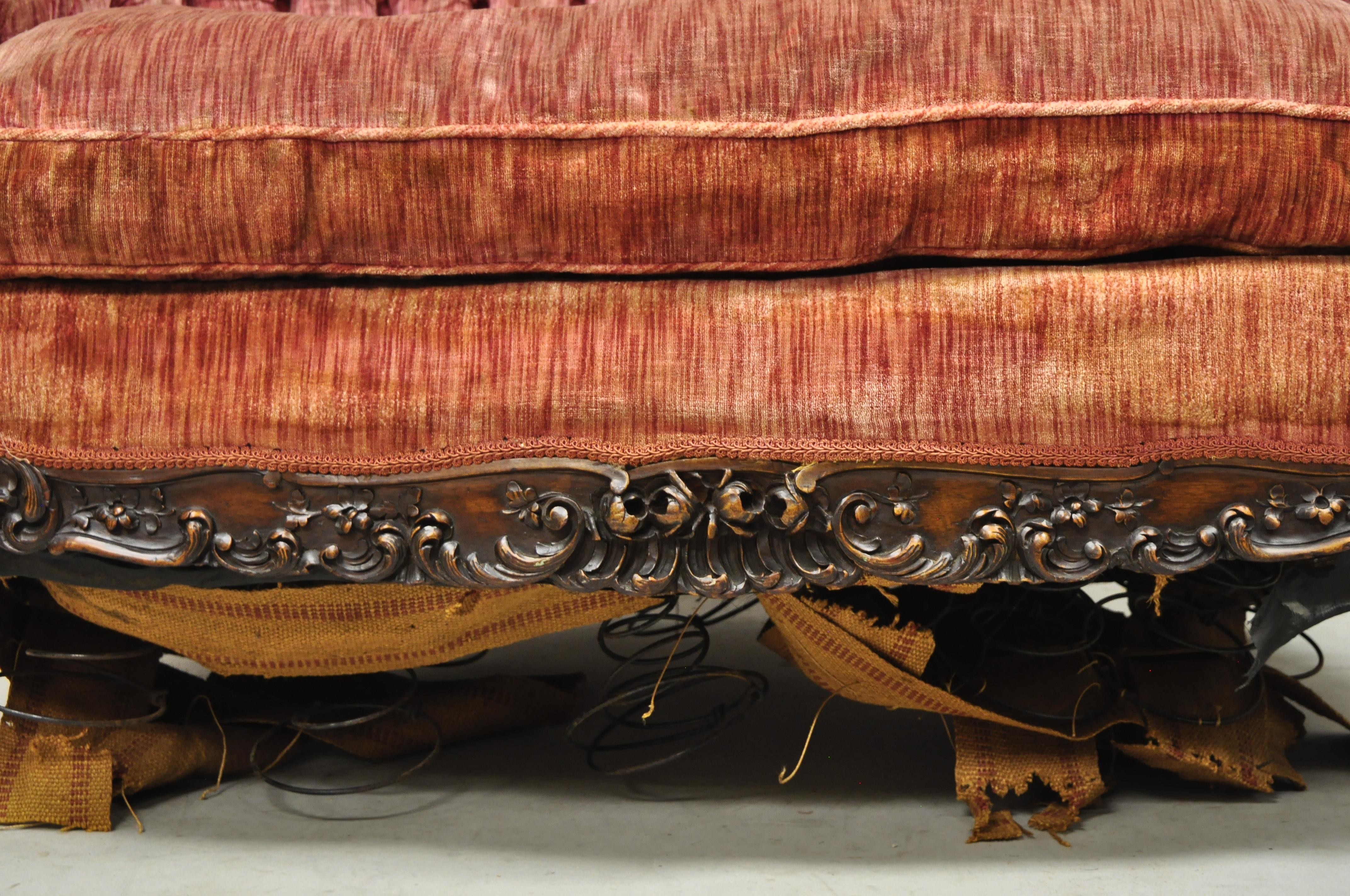 Antikes französisches Loveseat-Sofa aus geschnitztem Mahagoni im Louis-XV-Rokoko-Stil, verziert mit Schnitzereien (20. Jahrhundert) im Angebot
