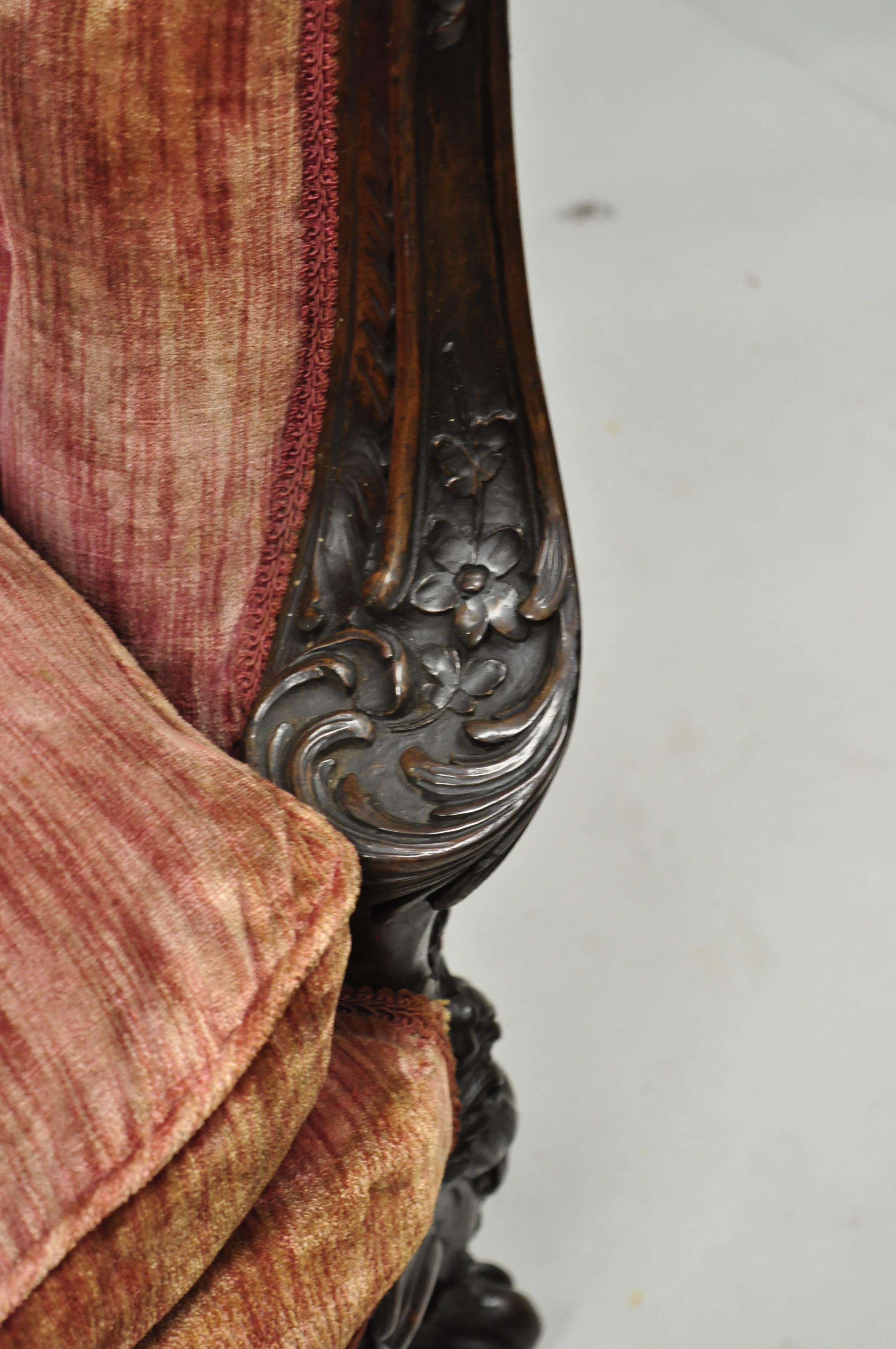 Antikes französisches Loveseat-Sofa aus geschnitztem Mahagoni im Louis-XV-Rokoko-Stil, verziert mit Schnitzereien (Stoff) im Angebot