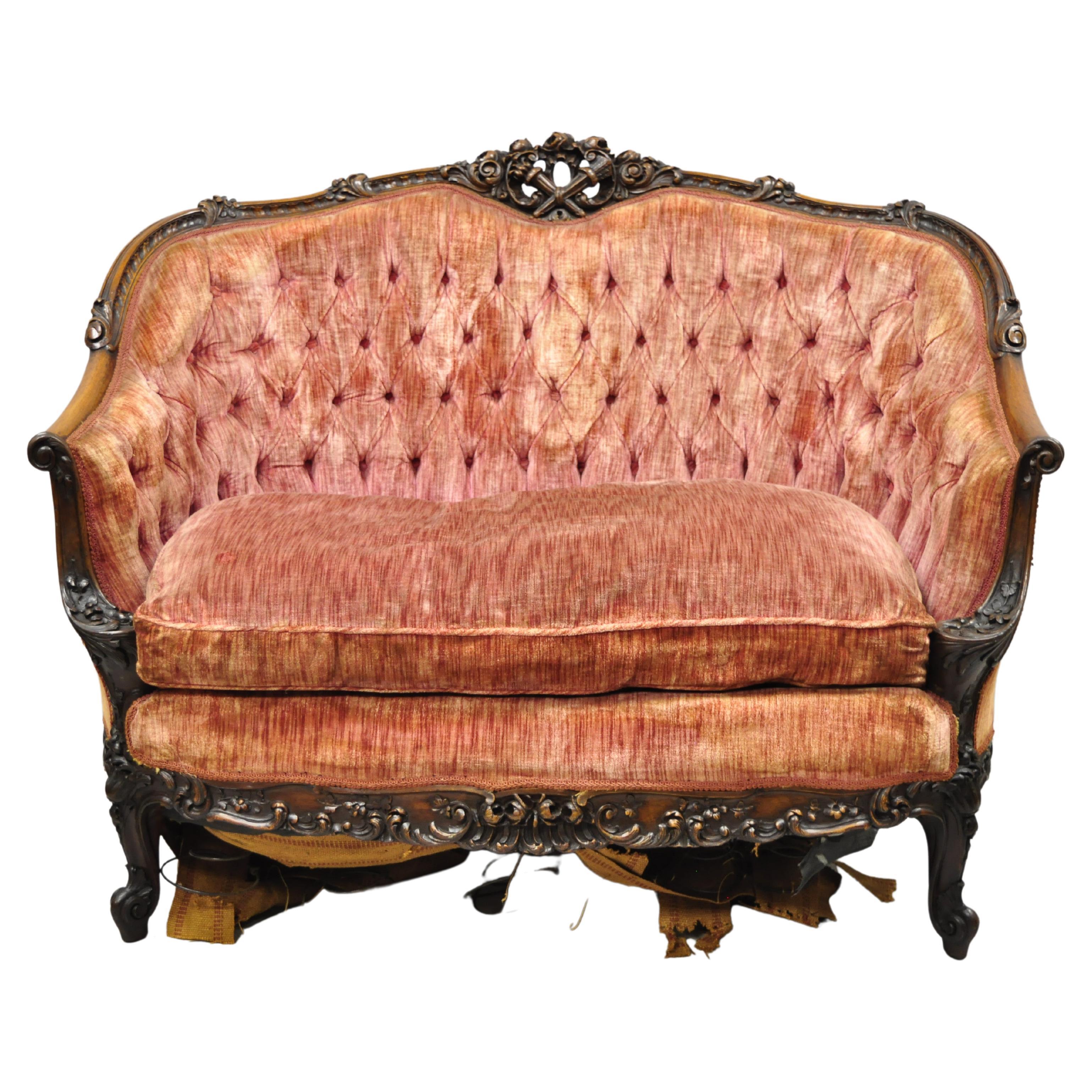 Antikes französisches Loveseat-Sofa aus geschnitztem Mahagoni im Louis-XV-Rokoko-Stil, verziert mit Schnitzereien im Angebot