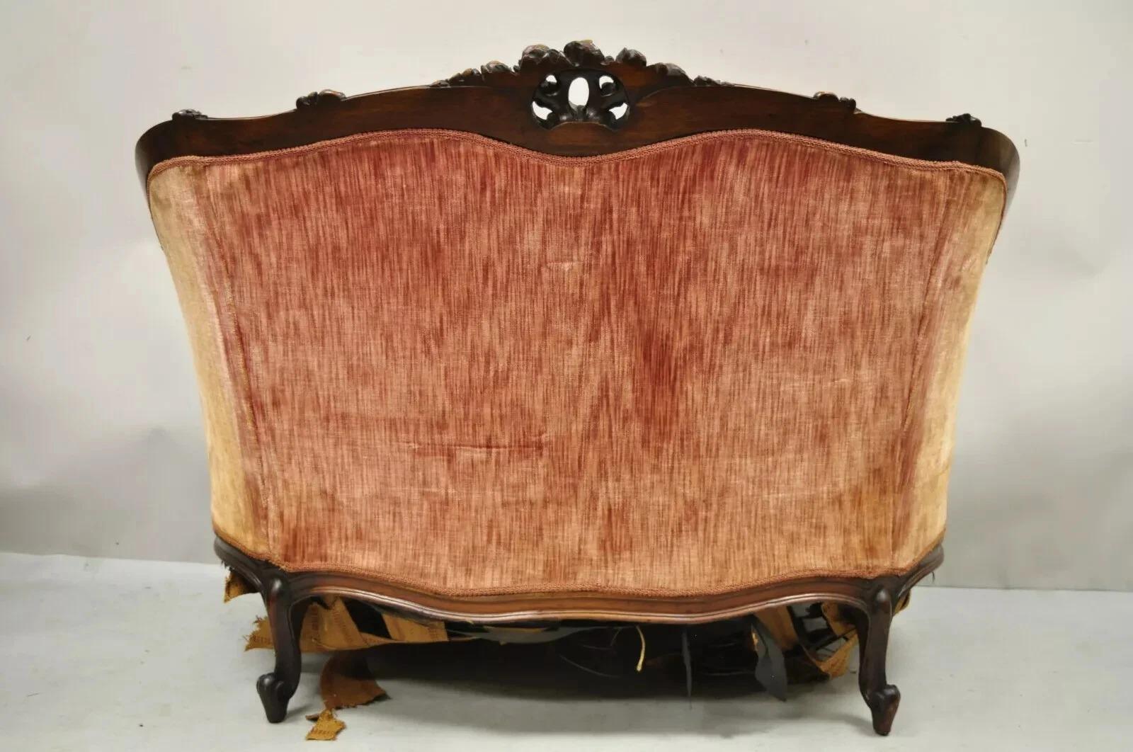 Antique French Louis XV Rococo Style Ornate Carved Walnut Settee Loveseat Sofà in vendita 3