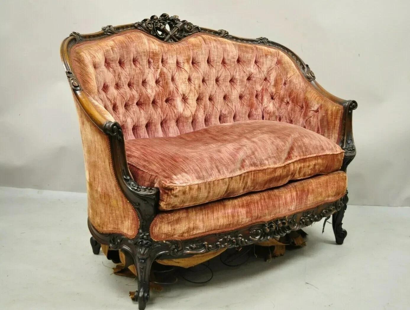 Antique French Louis XV Rococo Style Ornate Carved Walnut Settee Loveseat Sofa. L'articolo presenta notevoli e raffinati intagli in tutta la struttura in legno massiccio, bellissime venature del legno, gambe a cabriola, un articolo antico molto