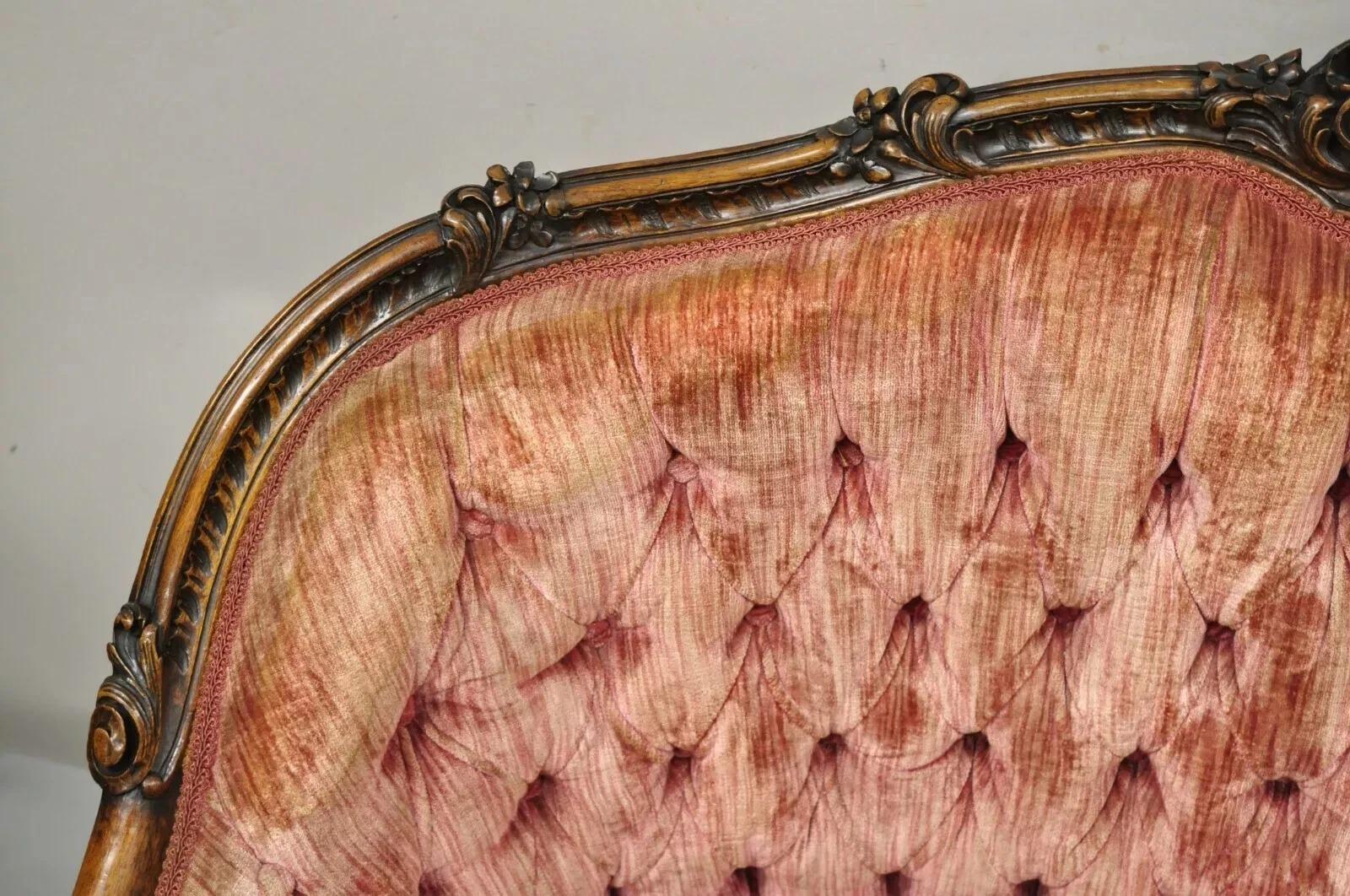 Antique French Louis XV Rococo Style Ornate Carved Walnut Settee Loveseat Sofà In condizioni buone in vendita a Philadelphia, PA