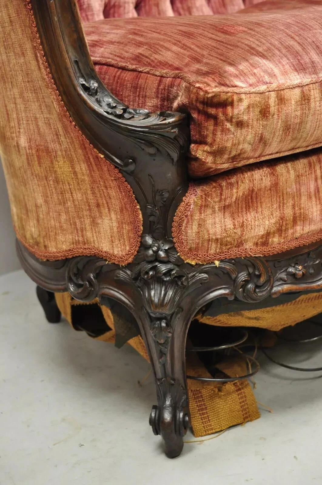 Mogano Antique French Louis XV Rococo Style Ornate Carved Walnut Settee Loveseat Sofà in vendita