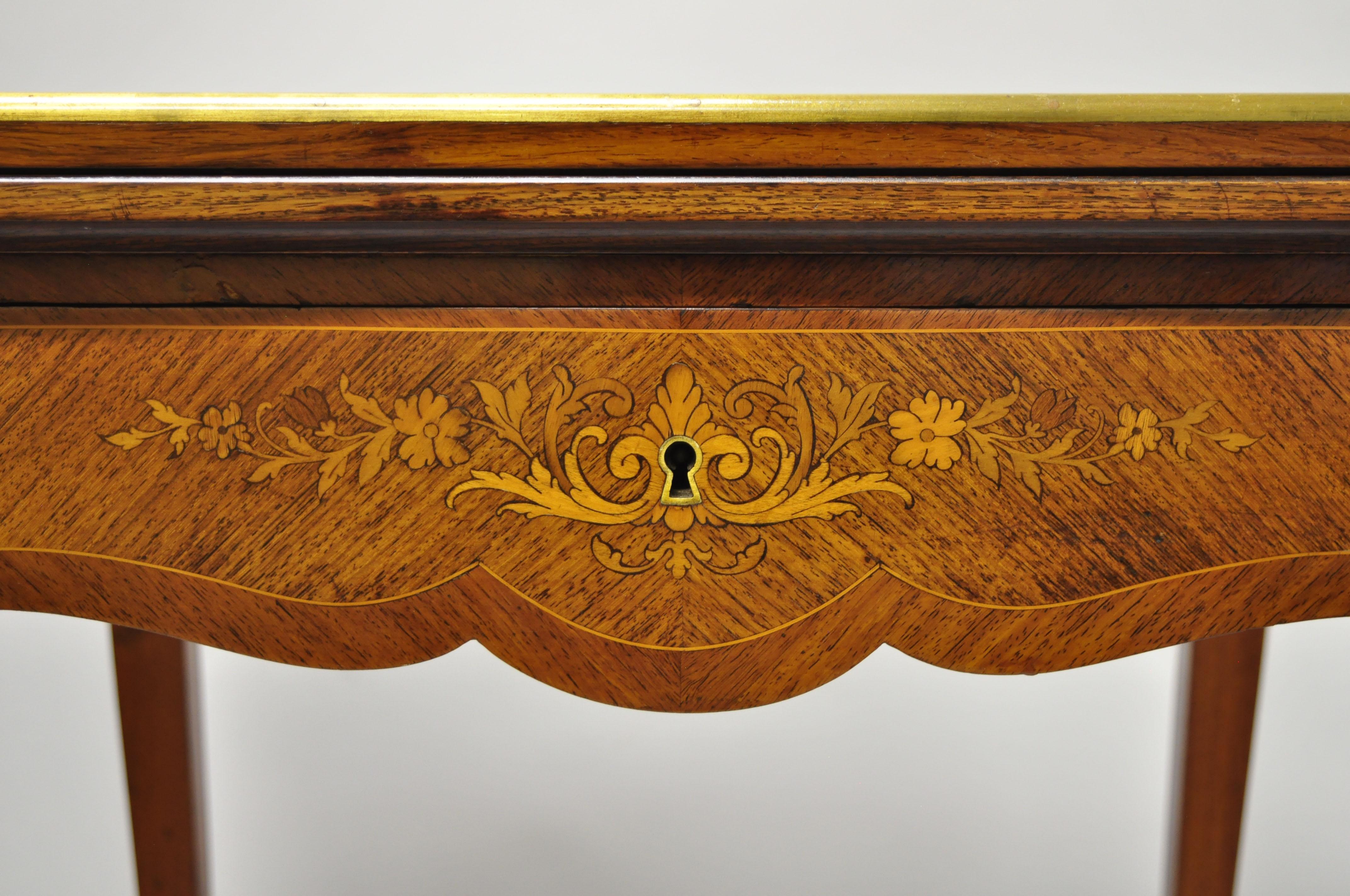 Ancienne table de jeu de cartes pliante française Louis XV en bois de rose incrusté de citronnier en vente 3