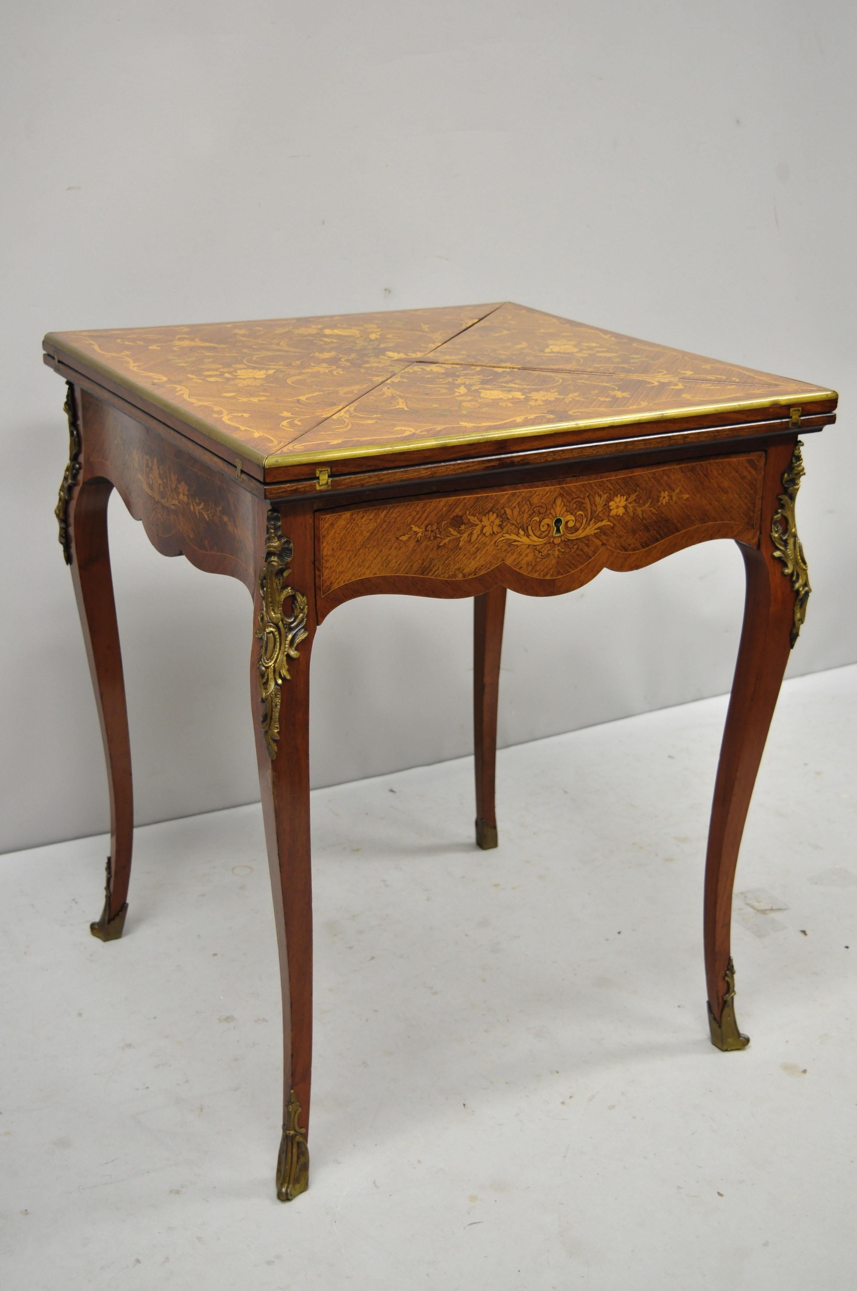 Ancienne table de jeu de cartes pliante française Louis XV en bois de rose incrusté de citronnier en vente 5