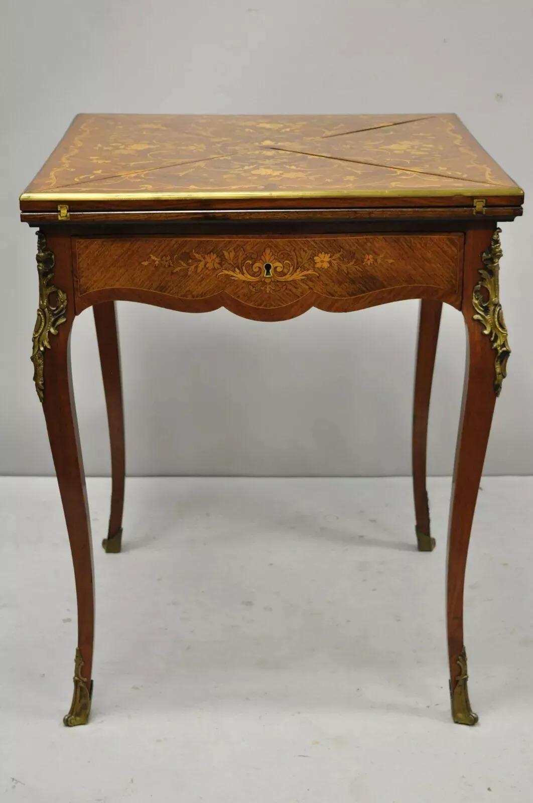 Ancienne table de jeu de cartes pliante en bois de rose et incrustations de bois satiné de style Louis XV. Cet objet présente des ornements en bronze doré, un plateau pliant à 4 sections, des incrustations florales en bois de satin, un superbe grain