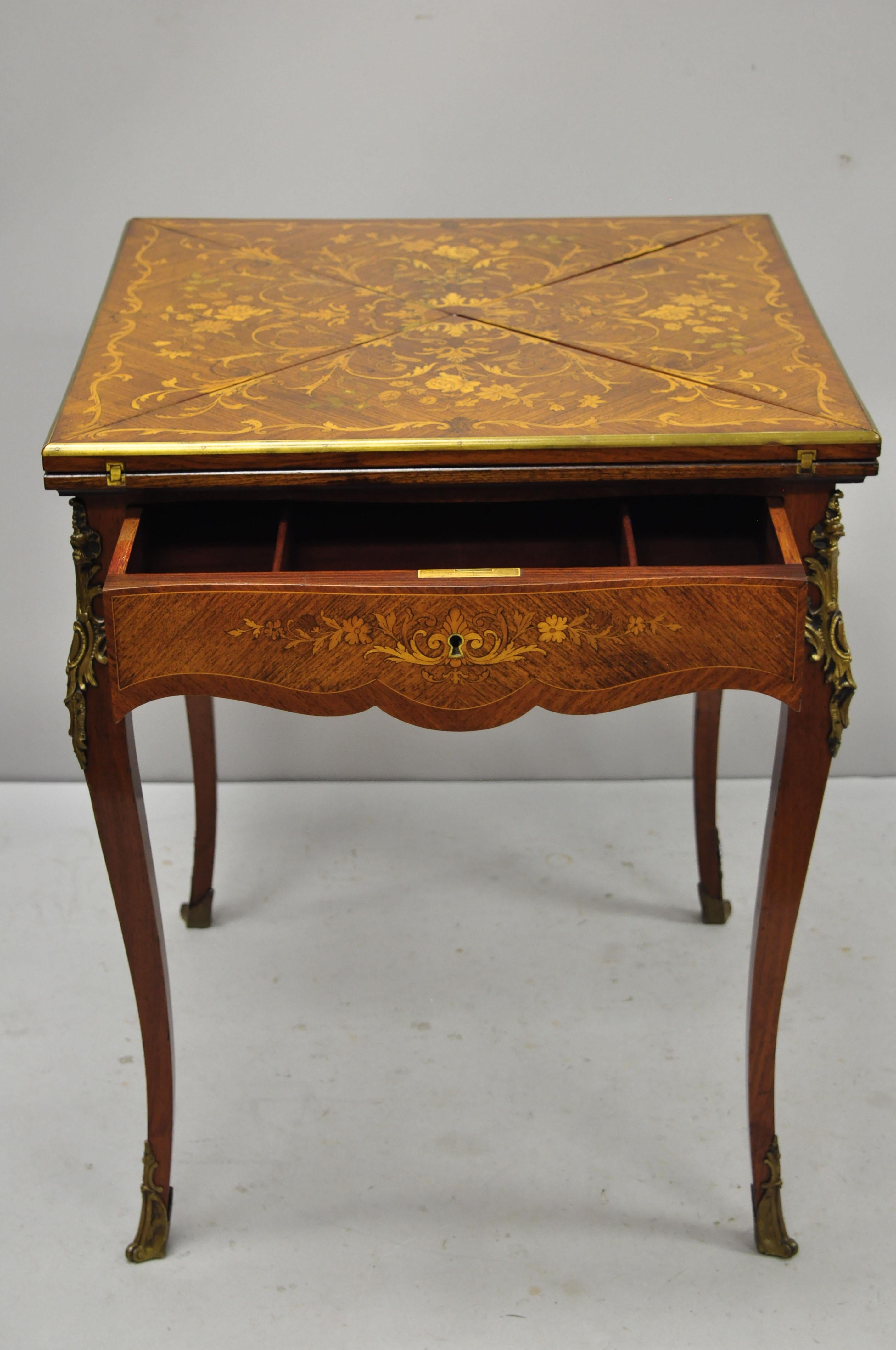 Ancienne table de jeu de cartes pliante française Louis XV en bois de rose incrusté de citronnier Bon état - En vente à Philadelphia, PA