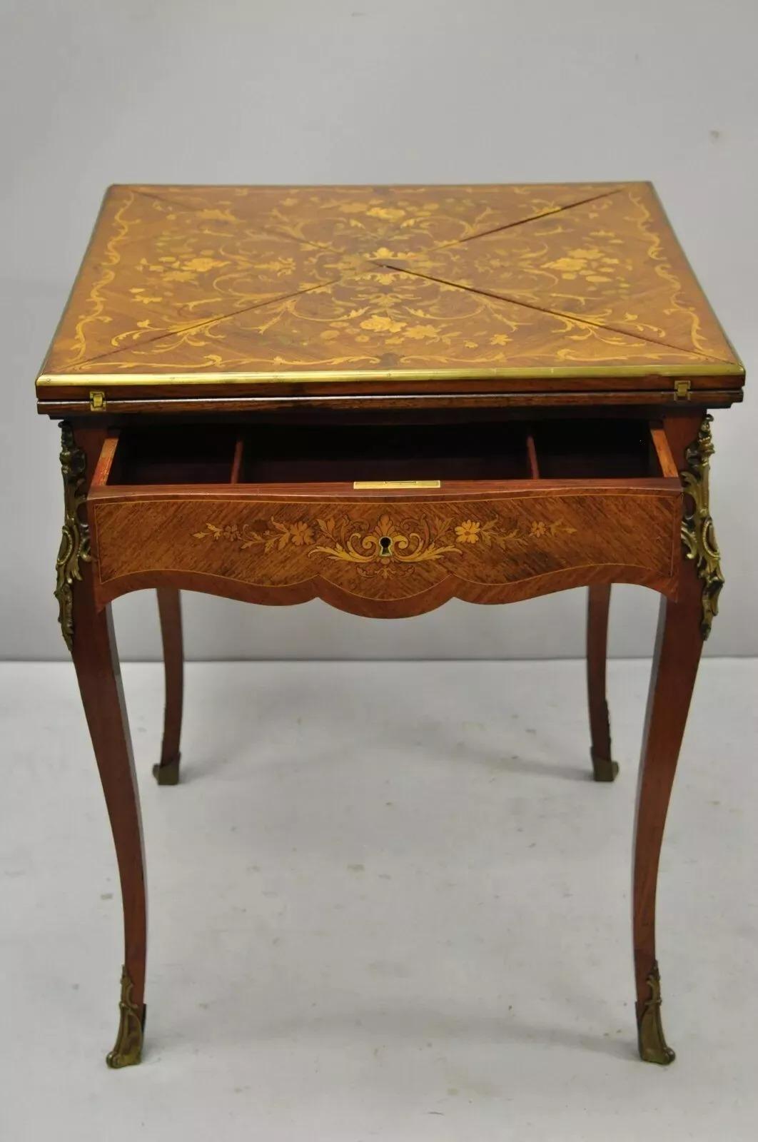 20ième siècle Ancienne table de jeu de cartes pliante française Louis XV en bois de rose incrusté de citronnier en vente