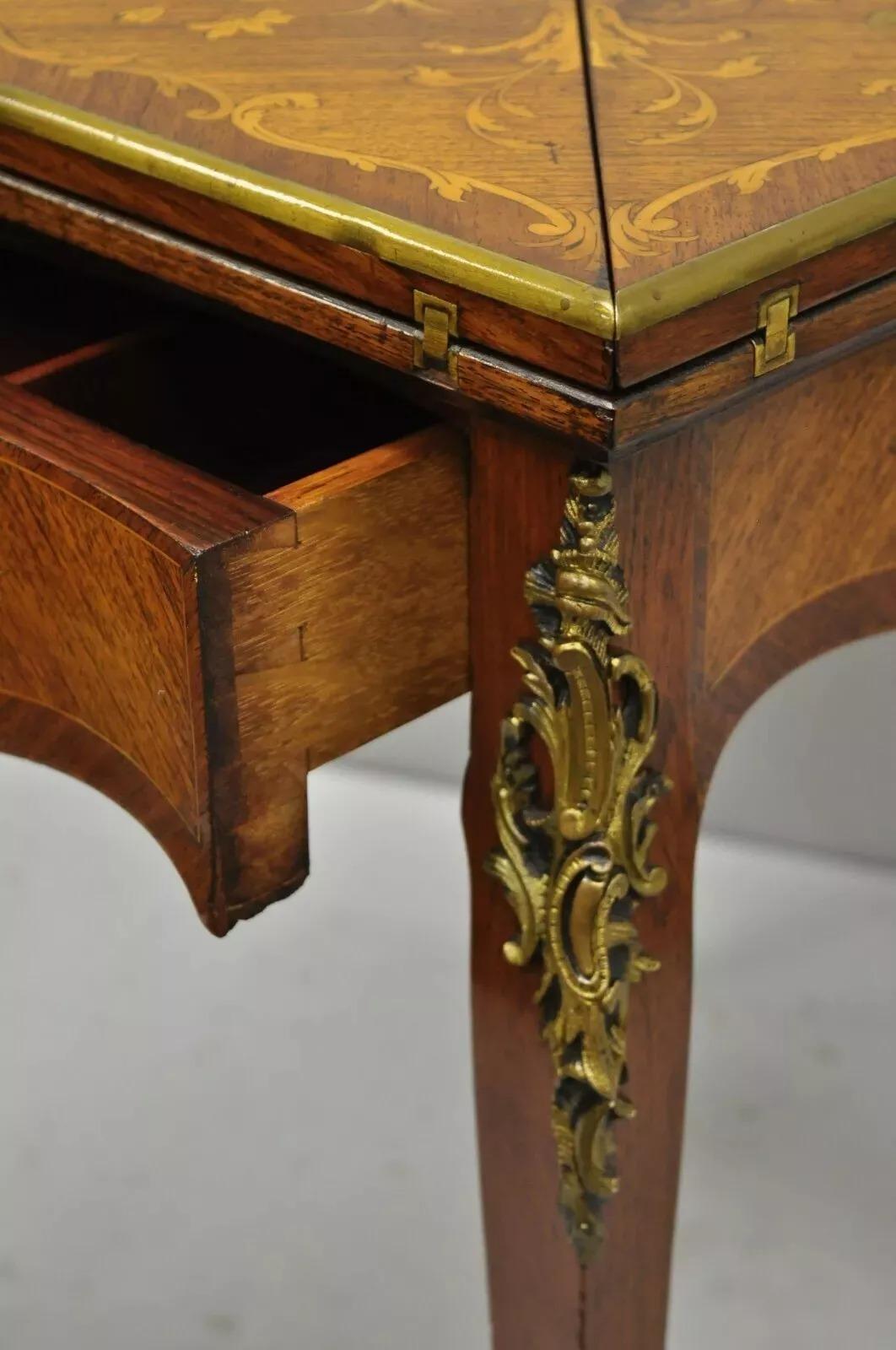 Bronze Ancienne table de jeu de cartes pliante française Louis XV en bois de rose incrusté de citronnier en vente