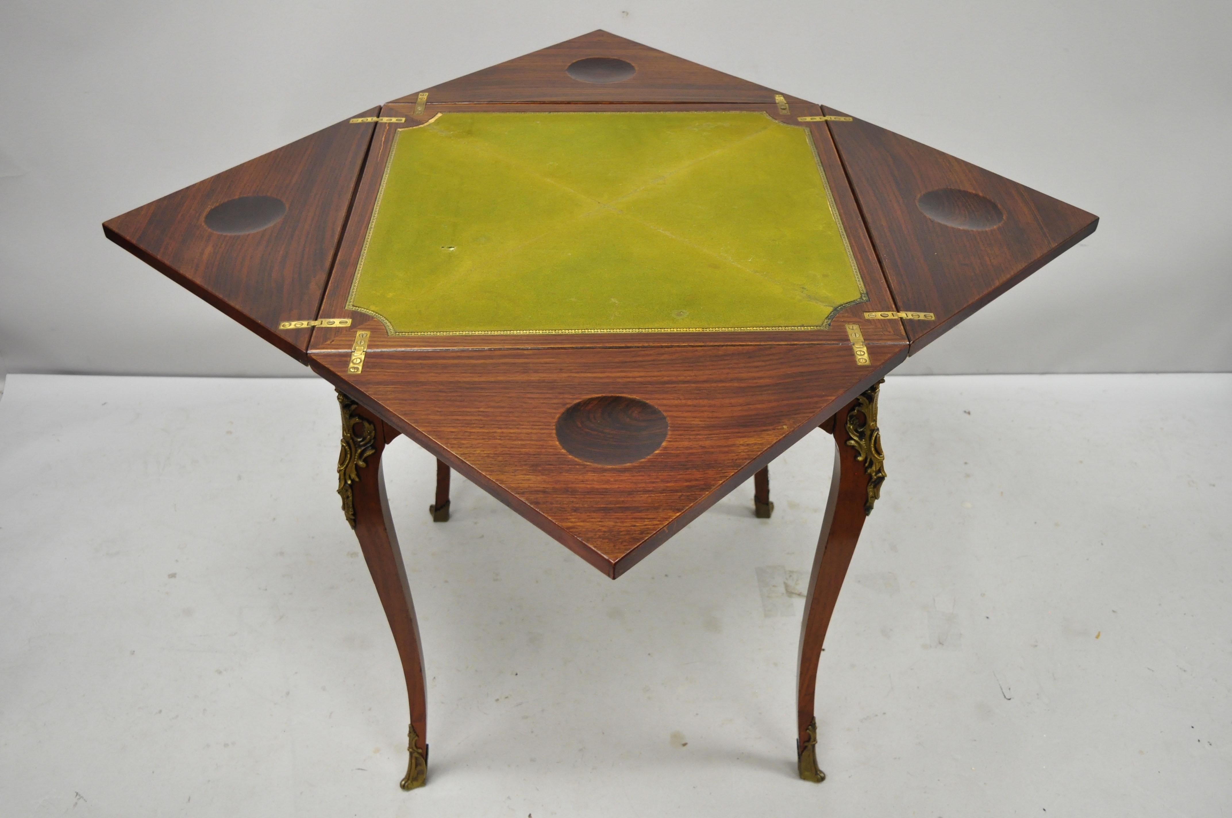 Bronze Ancienne table de jeu de cartes pliante française Louis XV en bois de rose incrusté de citronnier en vente