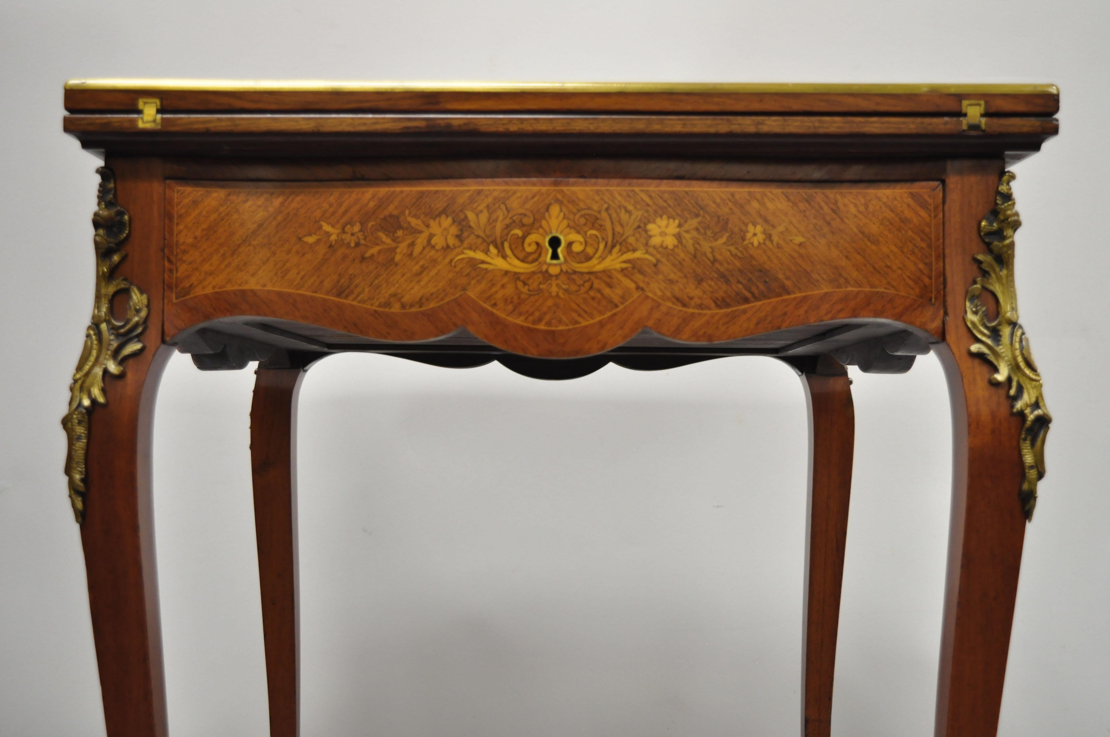 Ancienne table de jeu de cartes pliante française Louis XV en bois de rose incrusté de citronnier en vente 2