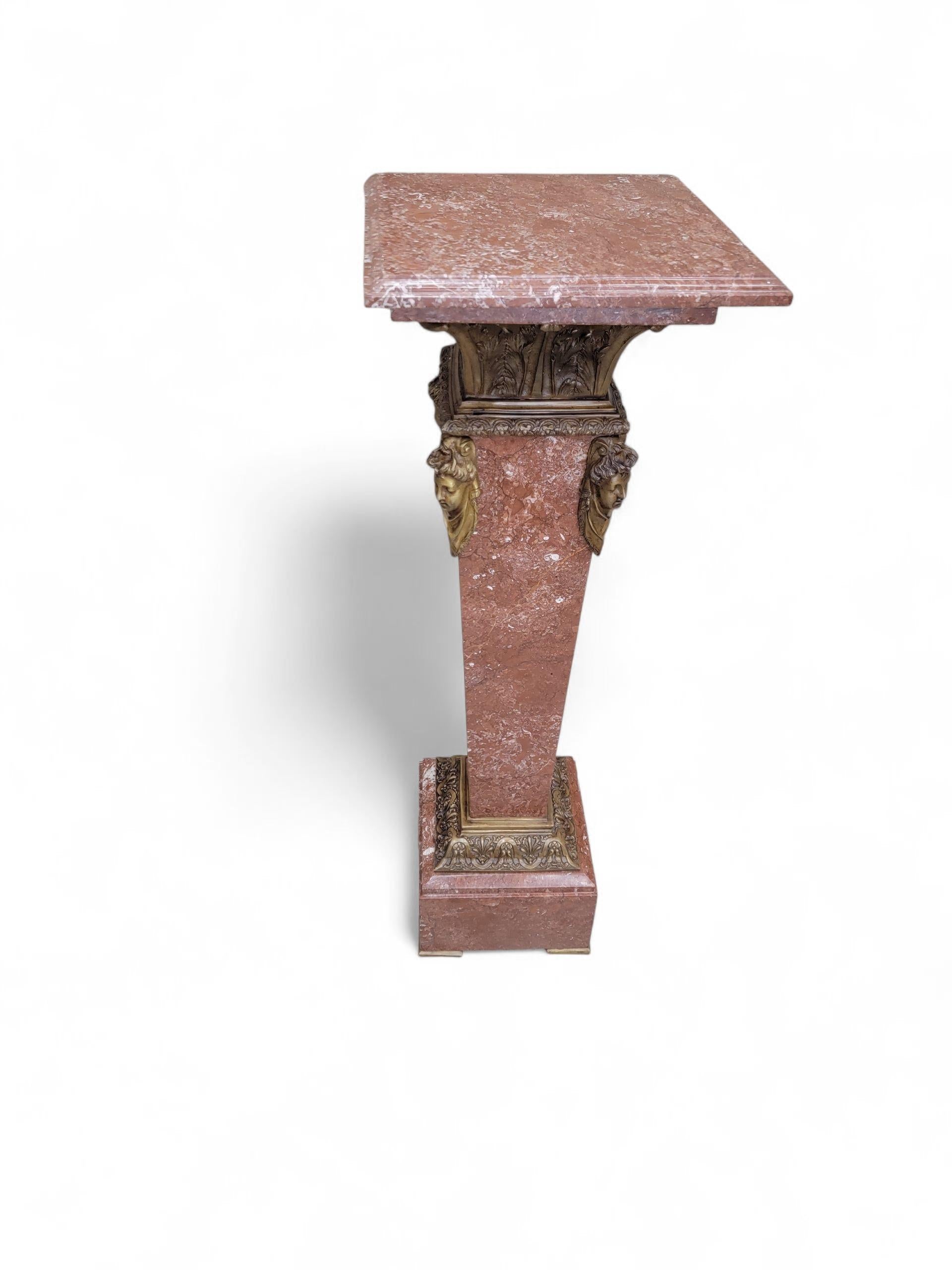 Antique French Louis XV Rouge Marmor und figurale Bronze Maiden Pedestal Stand im Angebot 3