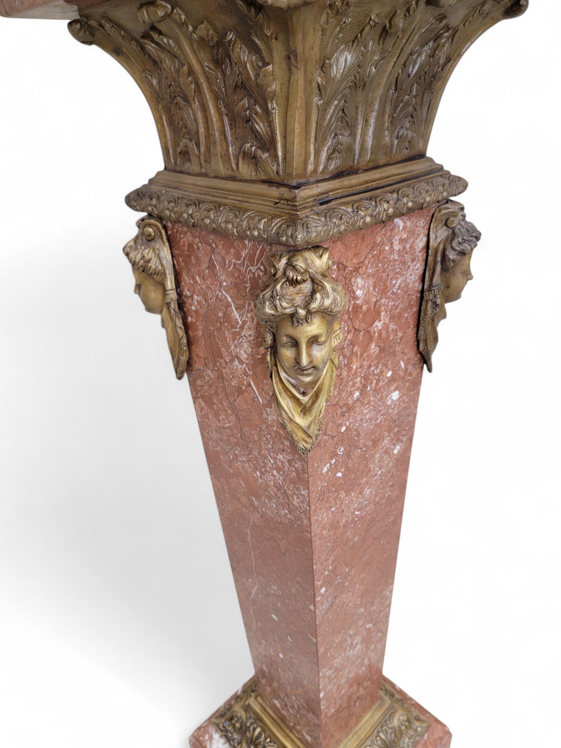 Antique French Louis XV Rouge Marmor und figurale Bronze Maiden Pedestal Stand

Veredeln Sie Ihr traditionelles Interieur mit einem verzierten Sockel aus rotem Marmor. Dieses Stück hat vier klassische Gesichter an den Seiten und eine geschwungene