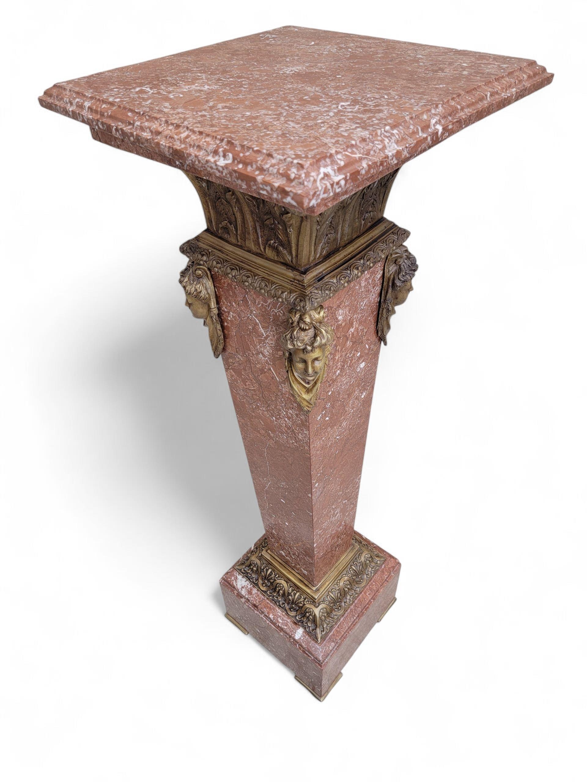 Antique French Louis XV Rouge Marmor und figurale Bronze Maiden Pedestal Stand (Neoklassisch) im Angebot