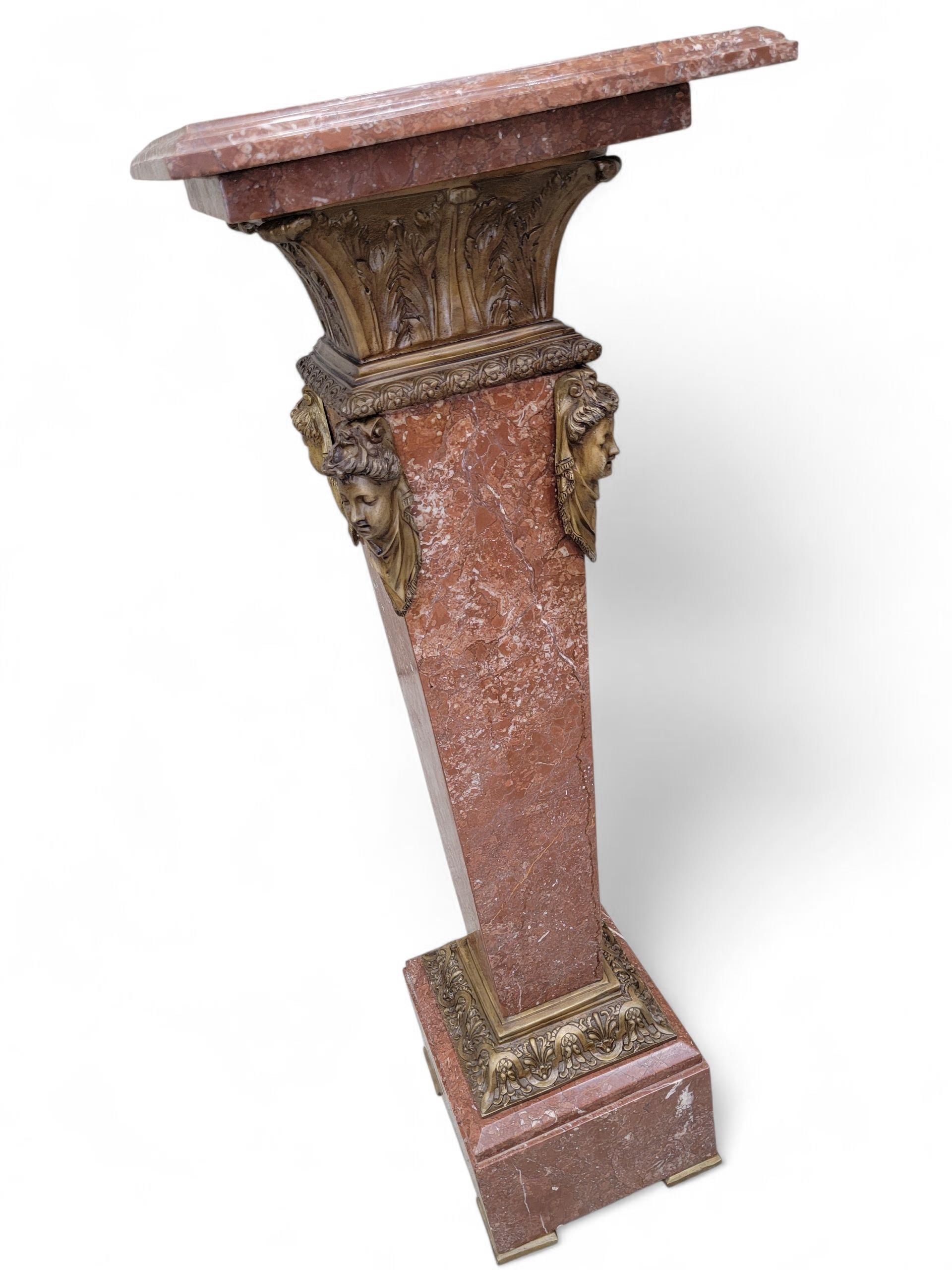 Antique French Louis XV Rouge Marmor und figurale Bronze Maiden Pedestal Stand (Französisch) im Angebot