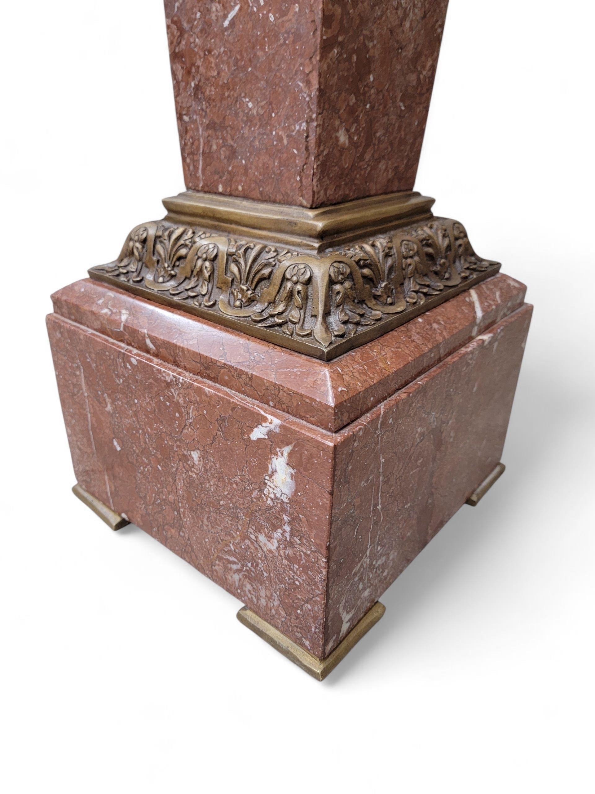 Antique French Louis XV Rouge Marmor und figurale Bronze Maiden Pedestal Stand im Zustand „Gut“ im Angebot in Chicago, IL