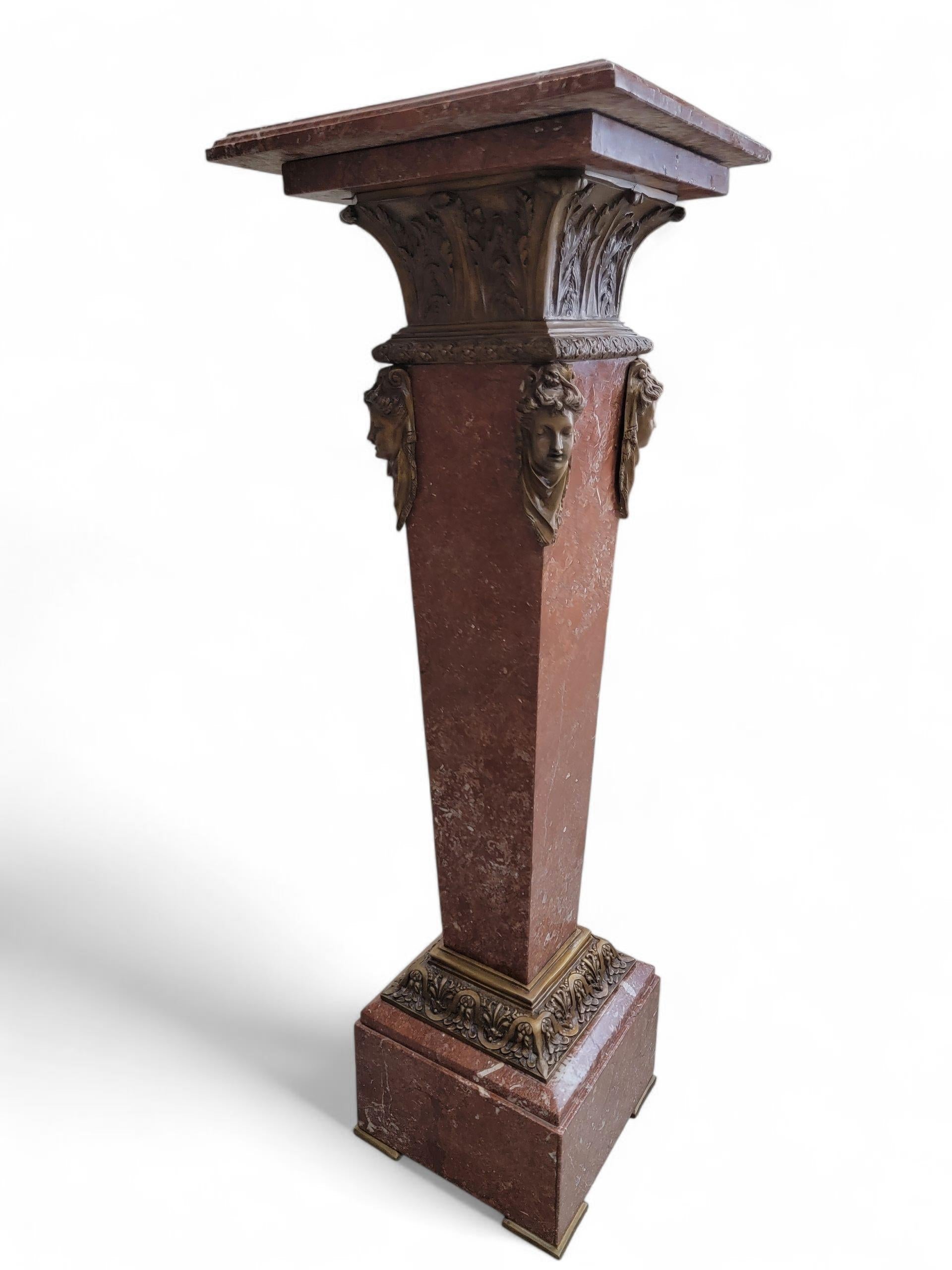 Antique French Louis XV Rouge Marmor und figurale Bronze Maiden Pedestal Stand (20. Jahrhundert) im Angebot