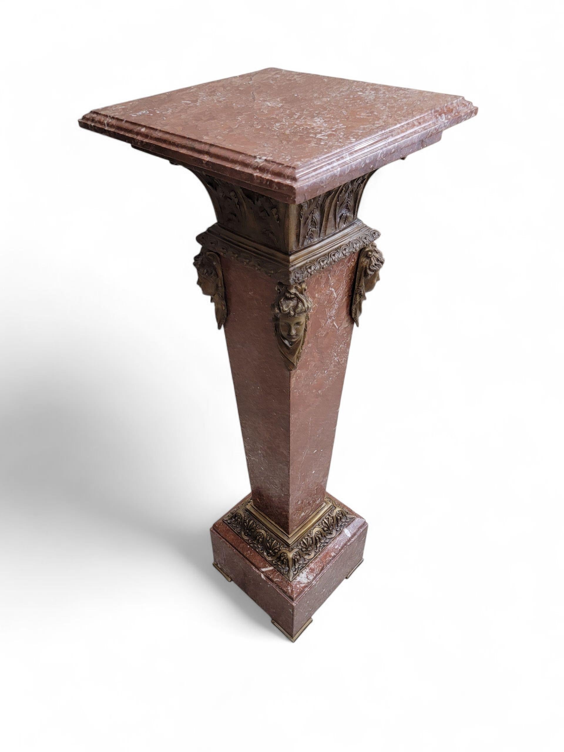 Antique French Louis XV Rouge Marmor und figurale Bronze Maiden Pedestal Stand (Metall) im Angebot