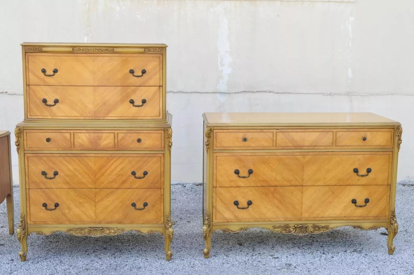 Antique French Louis XV Style Satinwood 9 Pc Bedroom Set Dresser Vanity Mirror. Conjunto de 9 piezas que incluye cómoda alta, tocador, banco de tocador, silla, somier de tamaño normal, una mesilla de noche y 2 espejos. Todos incluyen hermosa madera