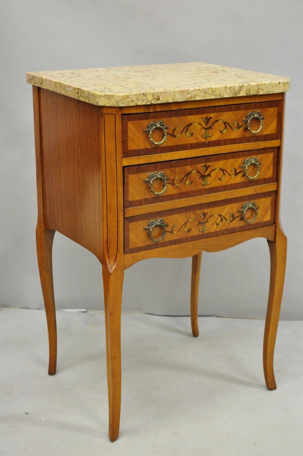 Inviaci un messaggio con il tuo codice postale per richiedere un preventivo per la spedizione negli Stati Uniti.

Antique French Louis XV Style Satinwood Mahogany Marble Top 2 Drawer Hand Painted Nightstand Bedside Table. Circa all'inizio del XX
