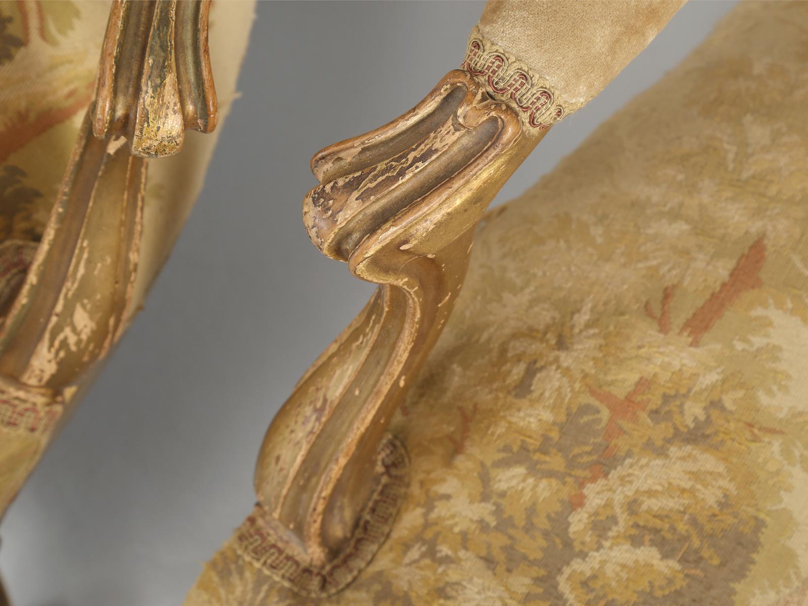 Fauteuils français anciens de style Louis XV avec tissu d'origine et cadres dorés en vente 4
