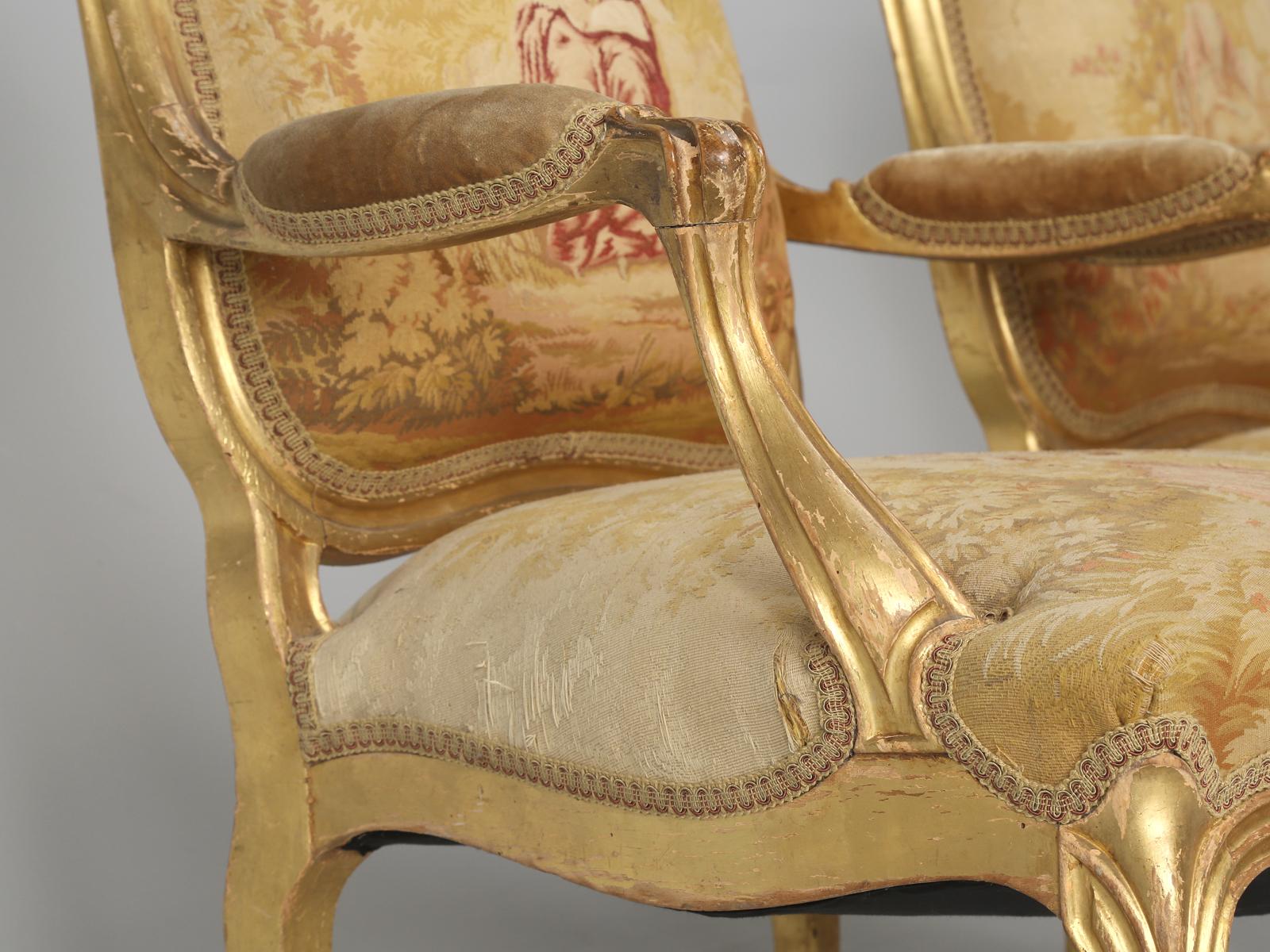 Fauteuils français anciens de style Louis XV avec tissu d'origine et cadres dorés en vente 5