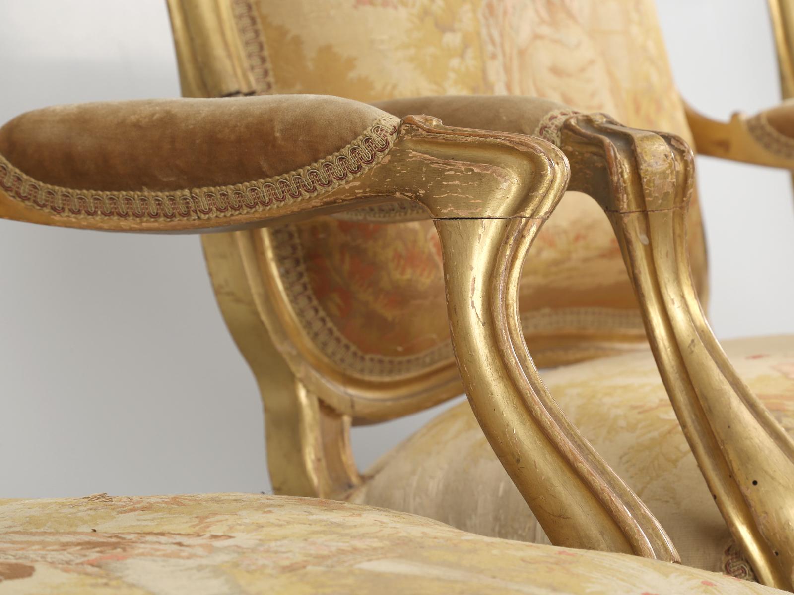 Fauteuils français anciens de style Louis XV avec tissu d'origine et cadres dorés en vente 6