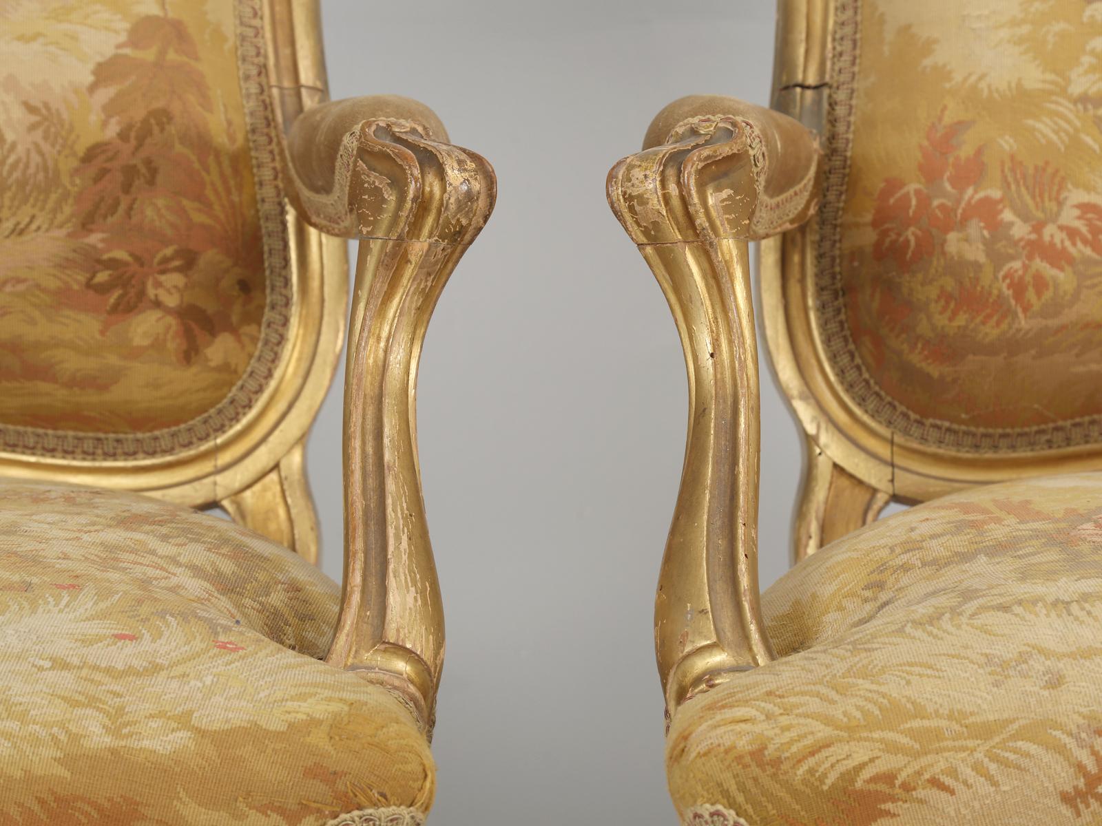 Fauteuils français anciens de style Louis XV avec tissu d'origine et cadres dorés en vente 7