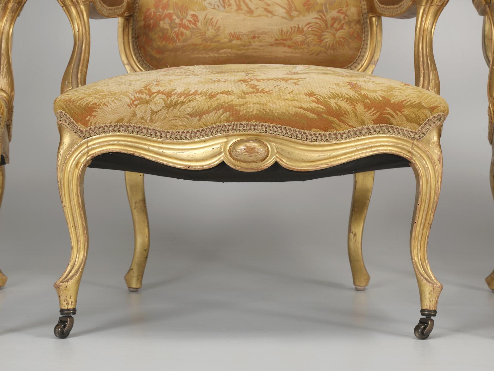 Fauteuils français anciens de style Louis XV avec tissu d'origine et cadres dorés en vente 8