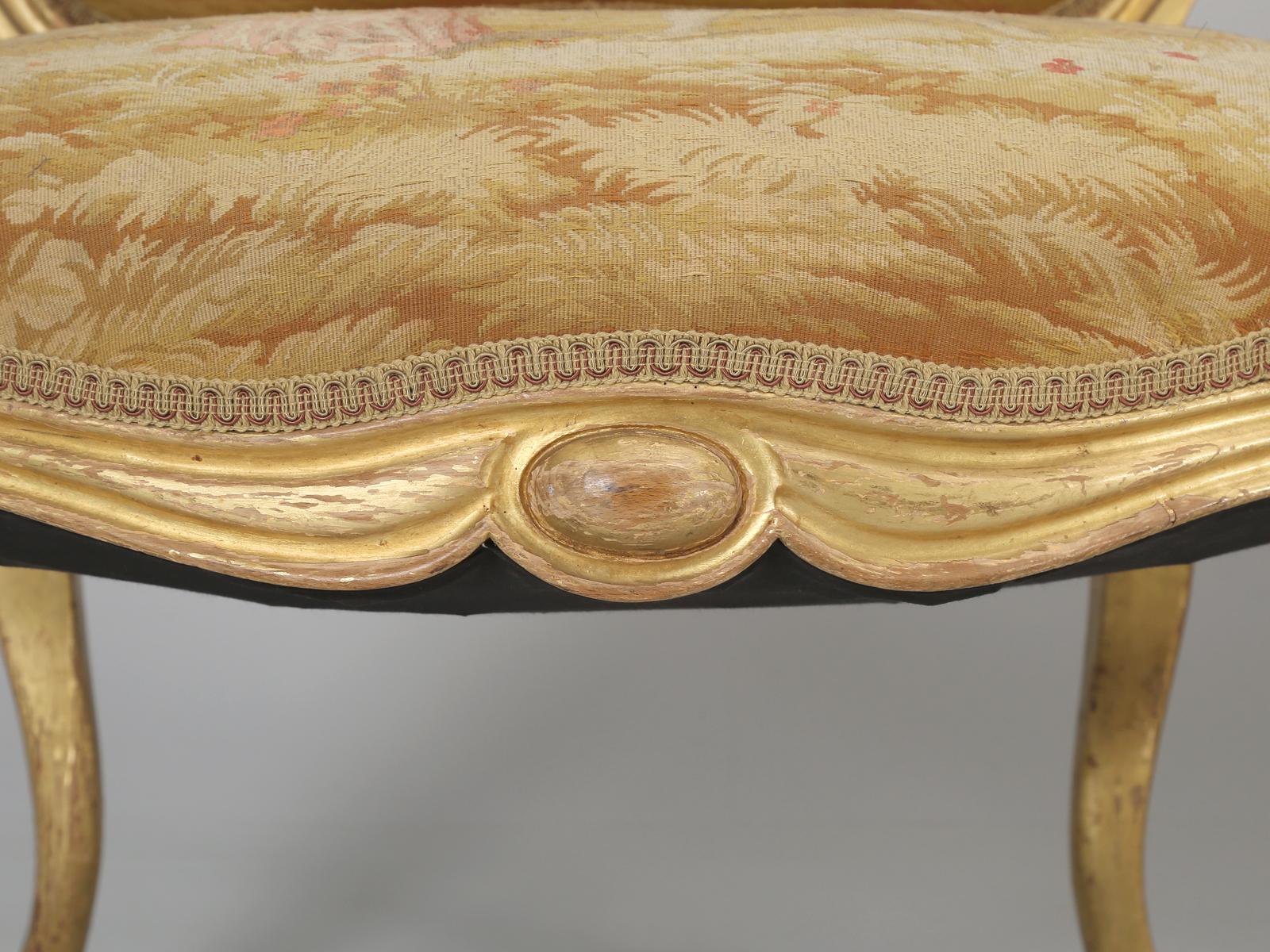 Fauteuils français anciens de style Louis XV avec tissu d'origine et cadres dorés en vente 9