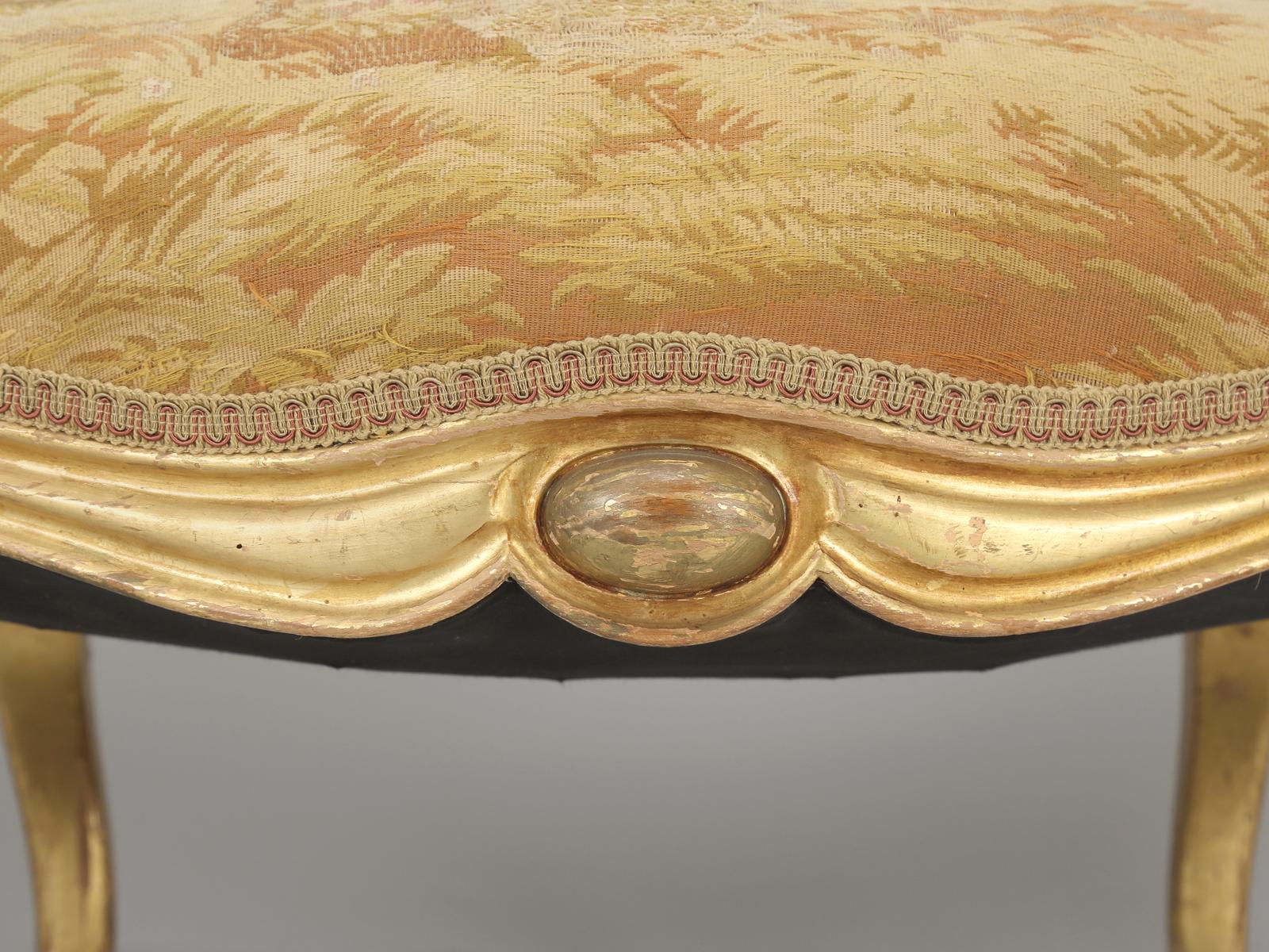 Fauteuils français anciens de style Louis XV avec tissu d'origine et cadres dorés en vente 10