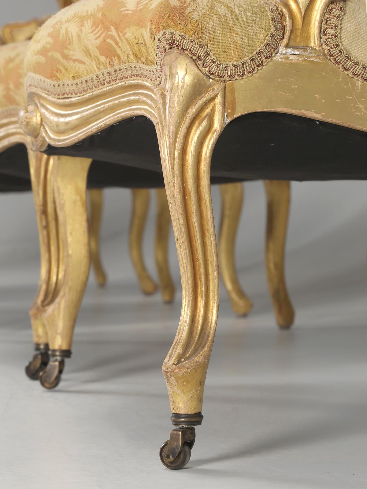 Fauteuils français anciens de style Louis XV avec tissu d'origine et cadres dorés en vente 11