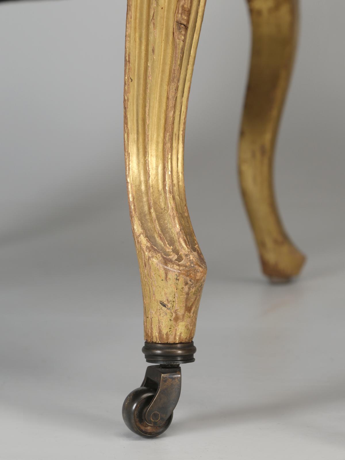 Fauteuils français anciens de style Louis XV avec tissu d'origine et cadres dorés en vente 12