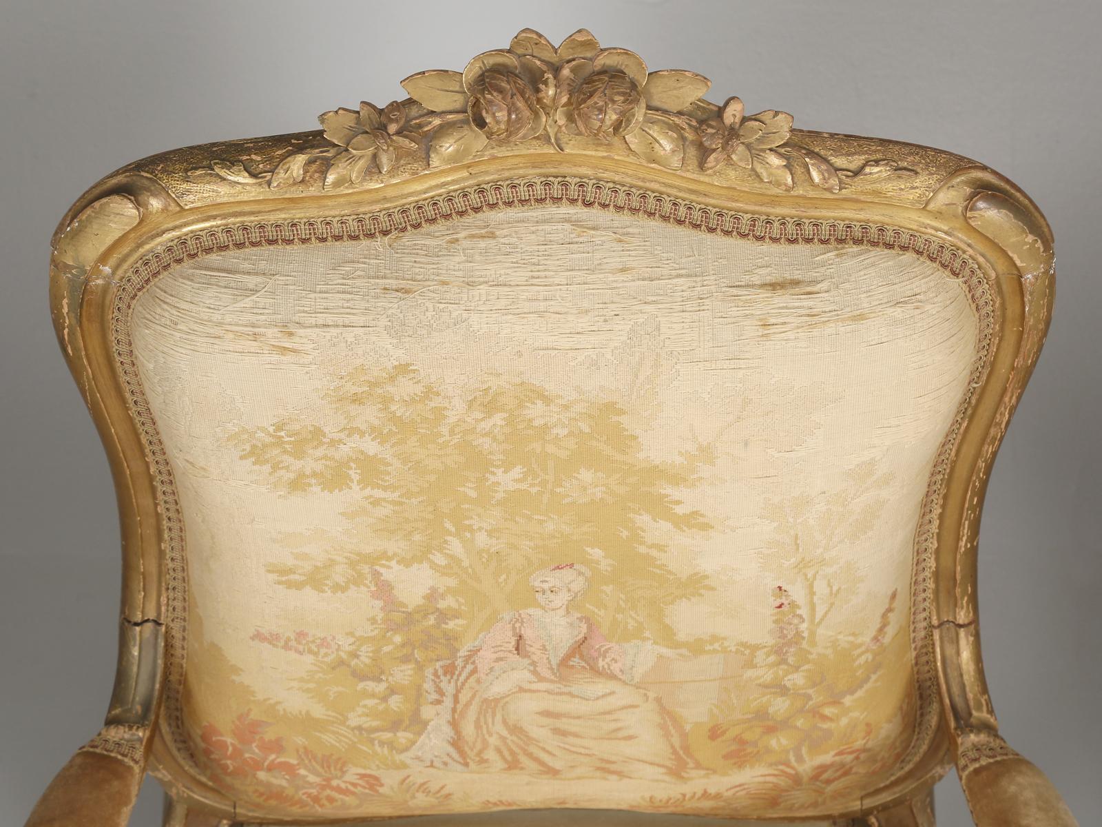 Sculpté à la main Fauteuils français anciens de style Louis XV avec tissu d'origine et cadres dorés en vente