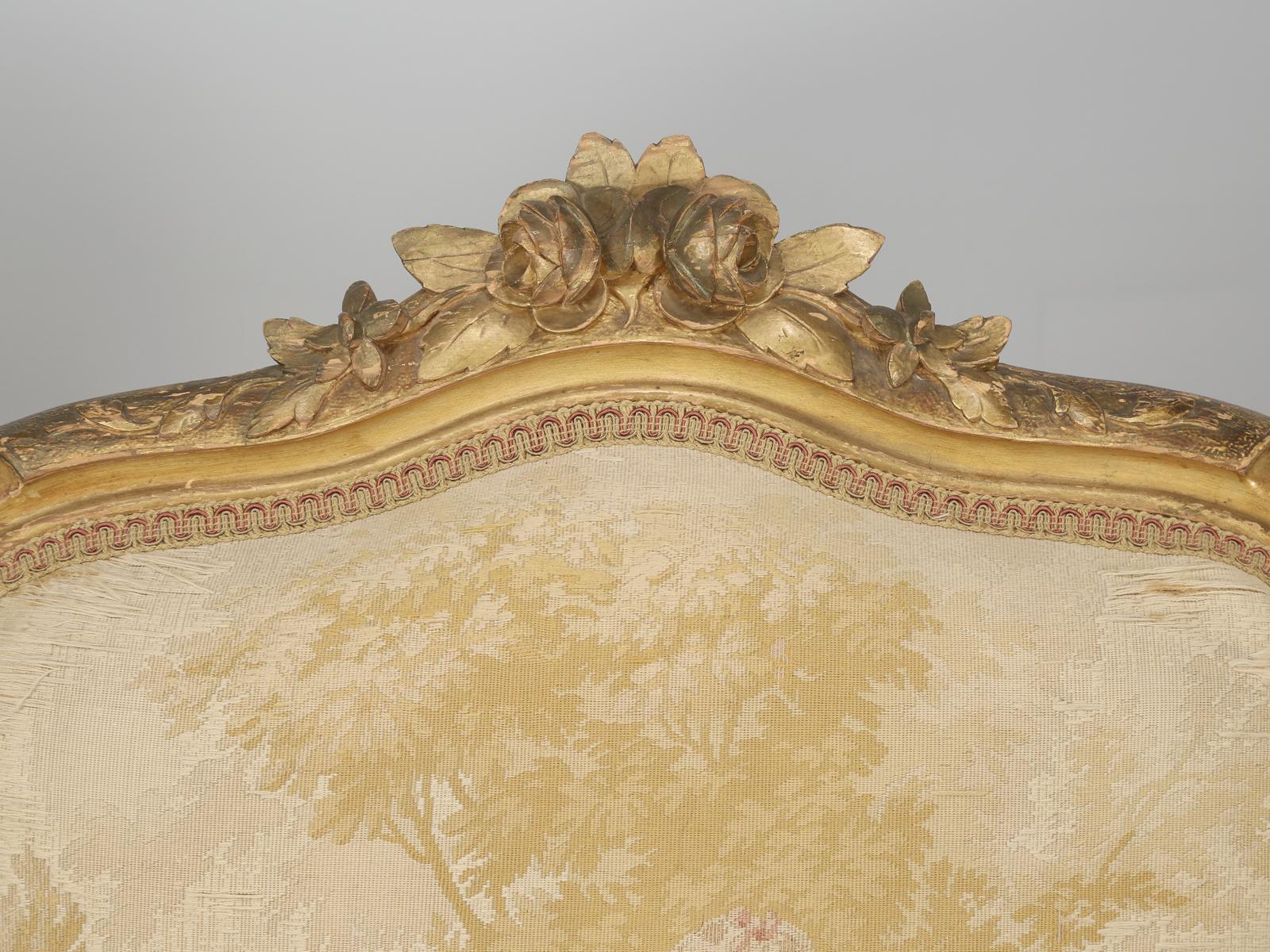 Fauteuils français anciens de style Louis XV avec tissu d'origine et cadres dorés Bon état - En vente à Chicago, IL