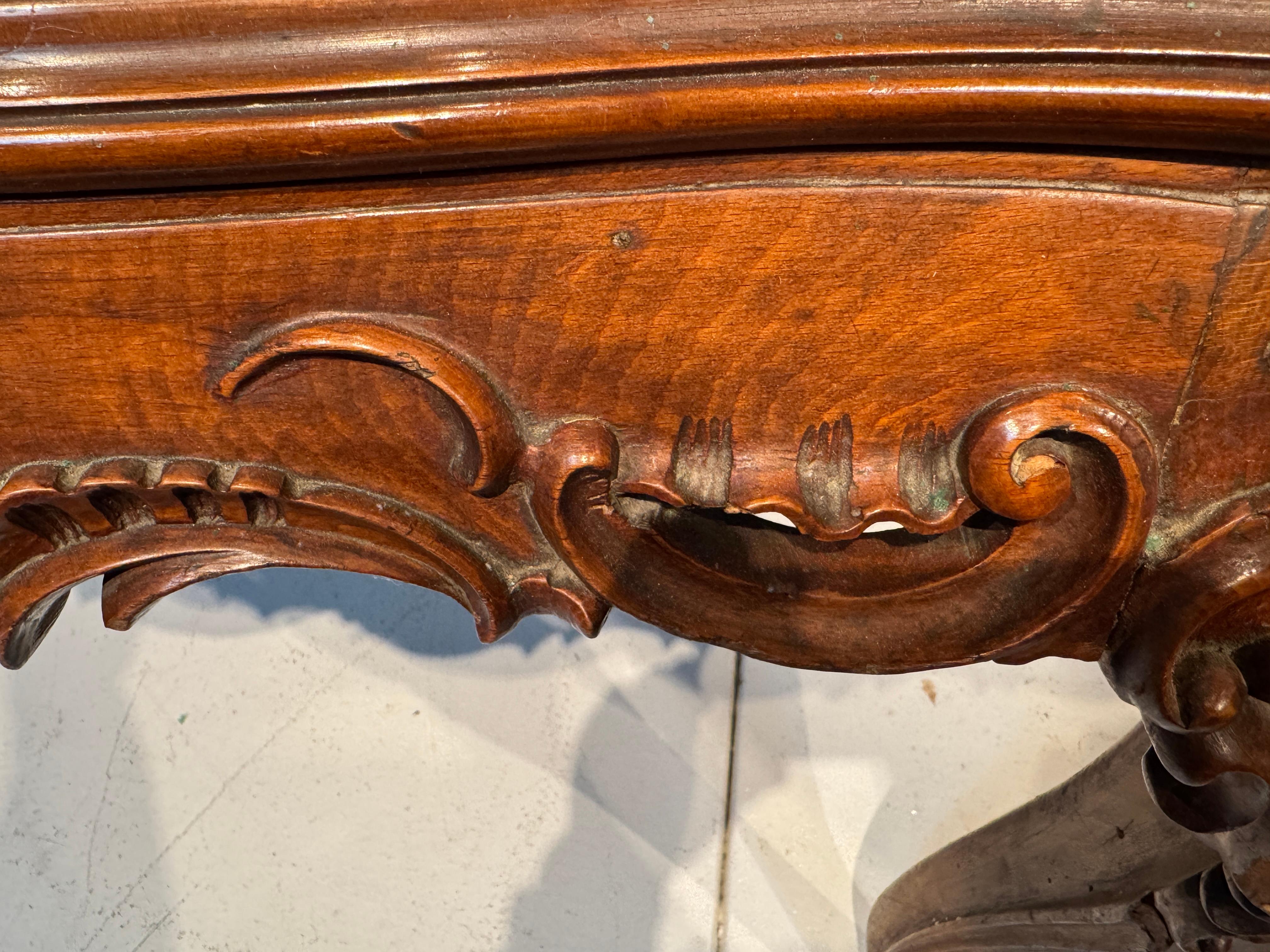Antique Table de salle à manger française de style Louis XV en hêtre et ronce de noyer sculptée en vente 3