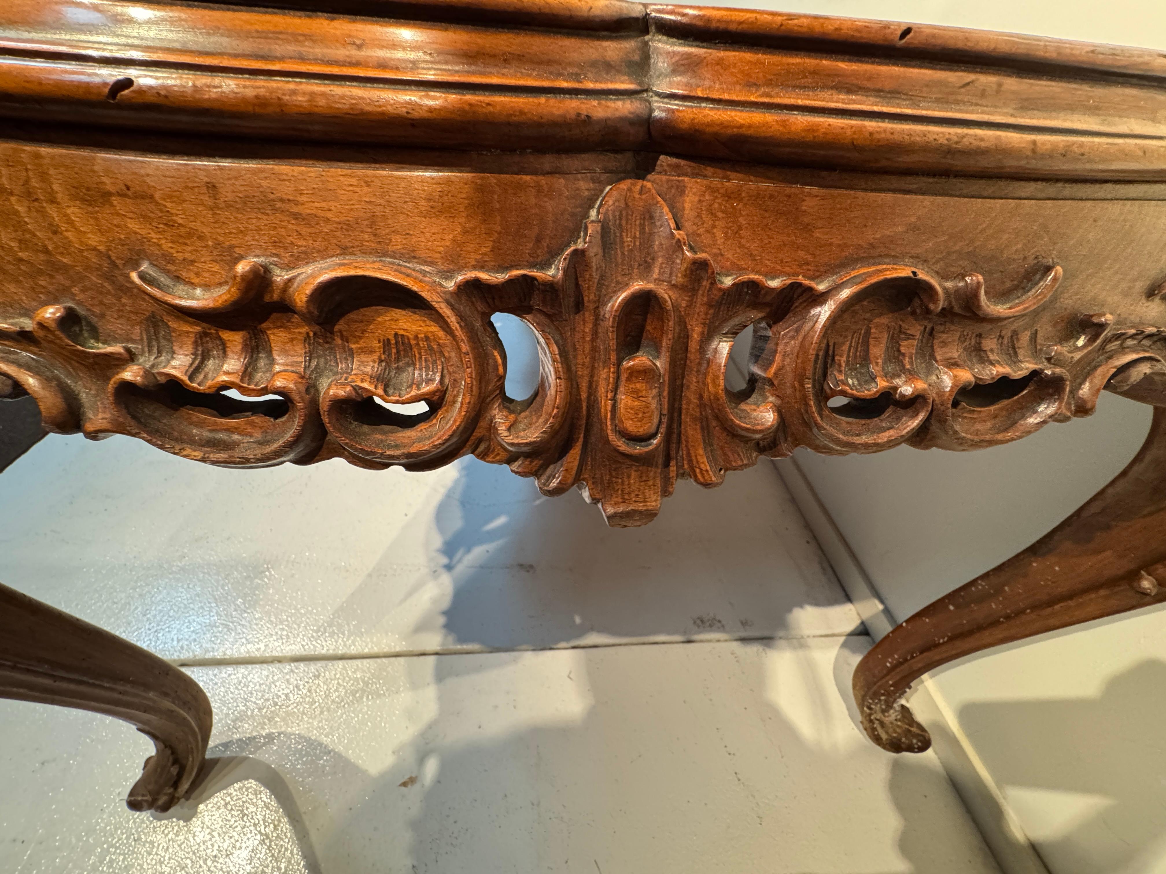 Antique Table de salle à manger française de style Louis XV en hêtre et ronce de noyer sculptée en vente 4