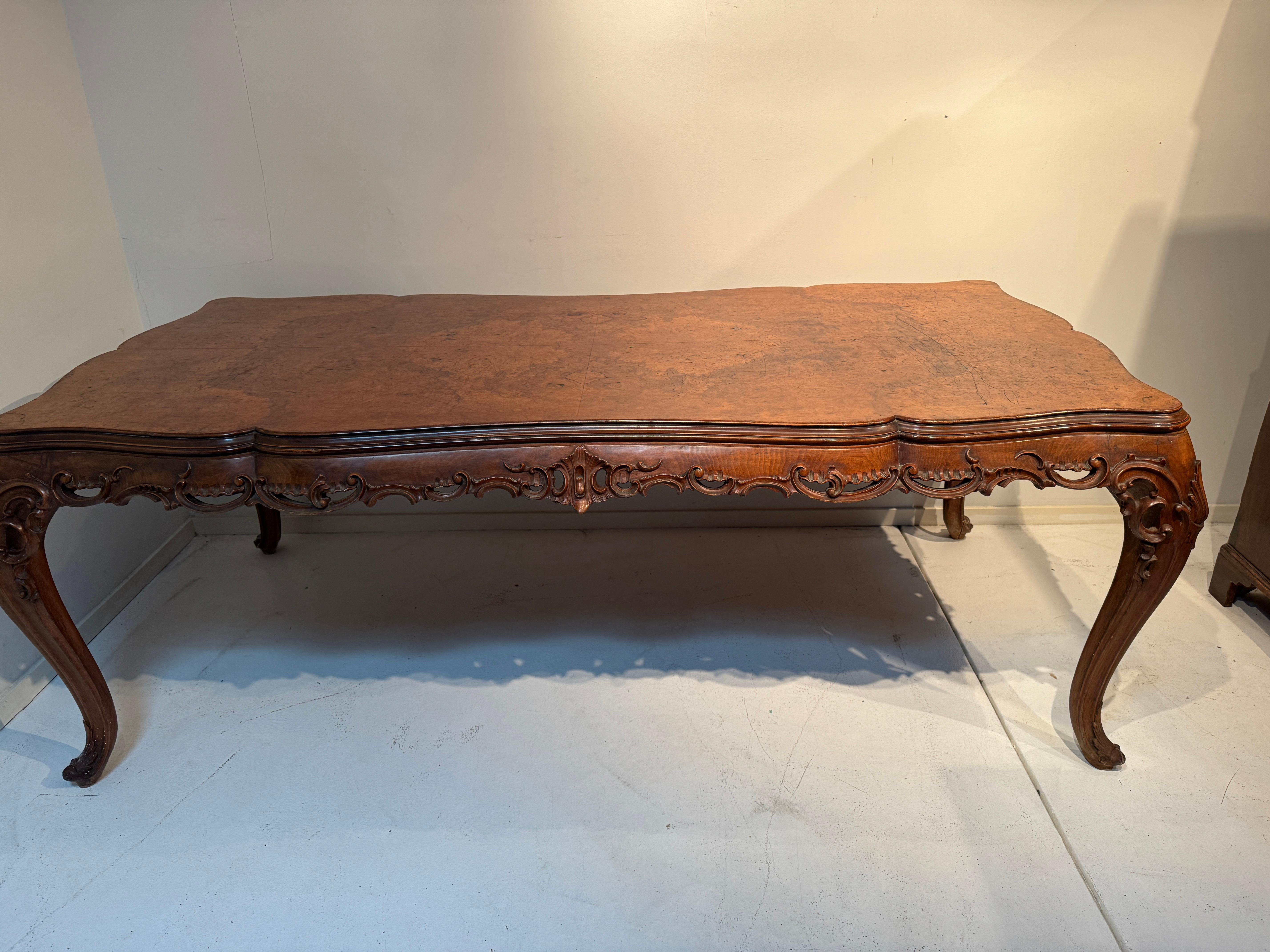 Ancienne table de salle à manger en bois de hêtre et ronce de noyer très sculptée de style Louis XV Fin du 19ème siècle.

Age : 1850 - 1900

Style de mobilier : Louis XV (1730 - 1770)

Dimensions totales : 32